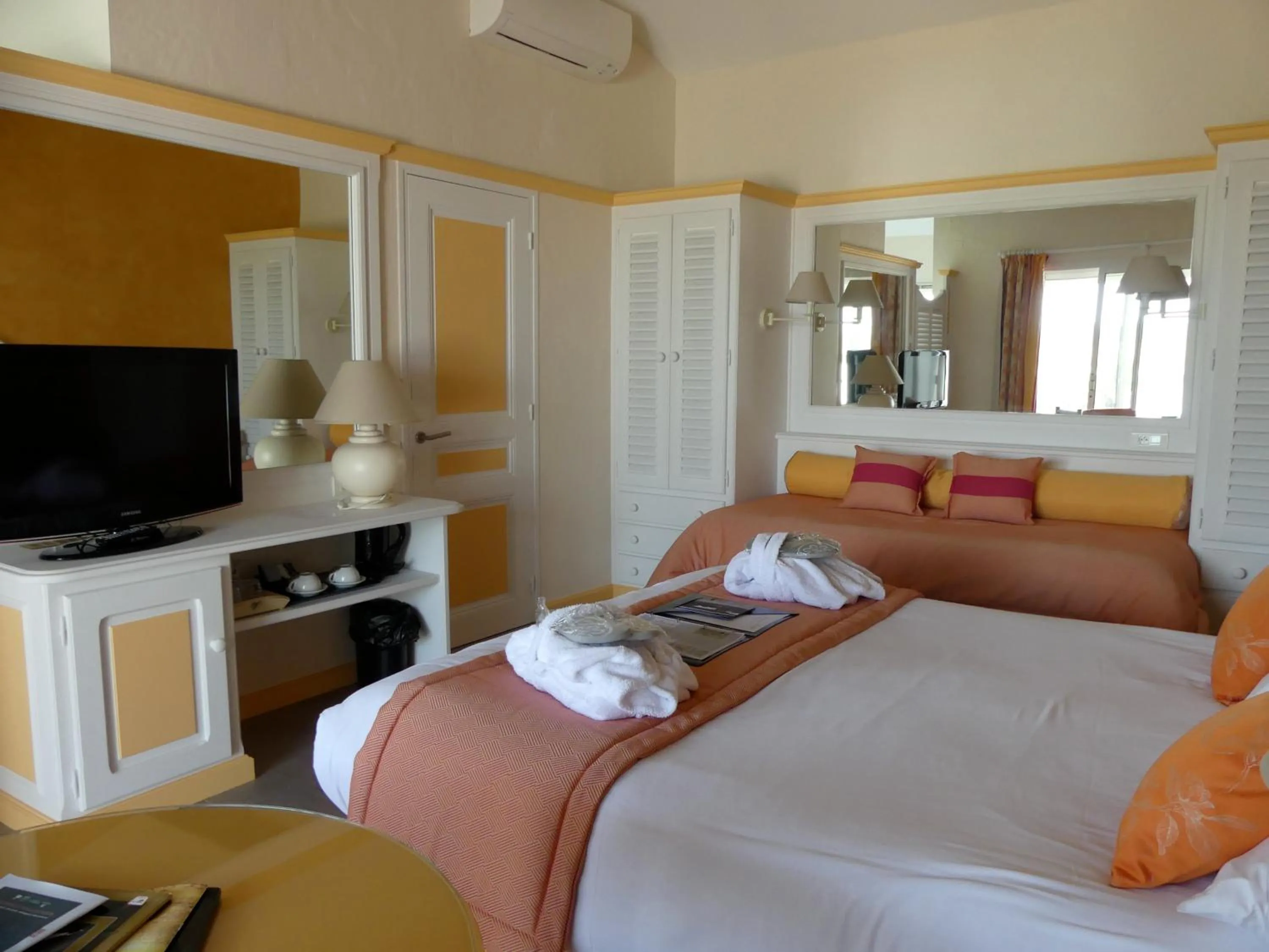 Balcony/Terrace, Bed in Hôtel L' Estelle en Camargue