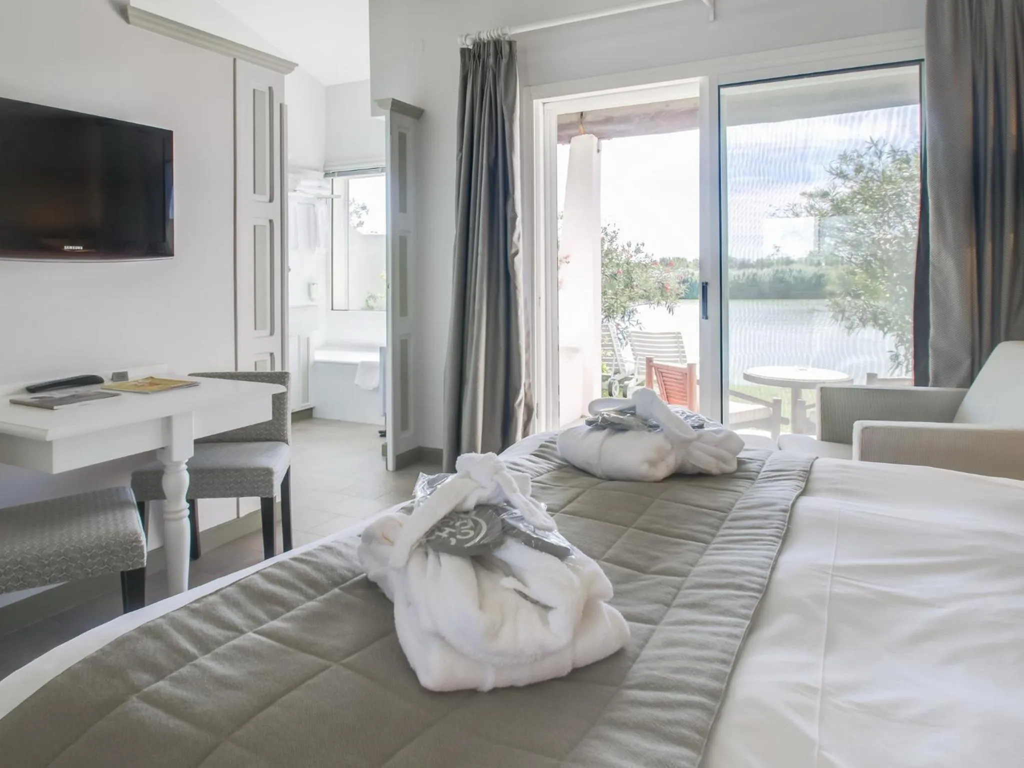 Bedroom, Bed in Hôtel L' Estelle en Camargue