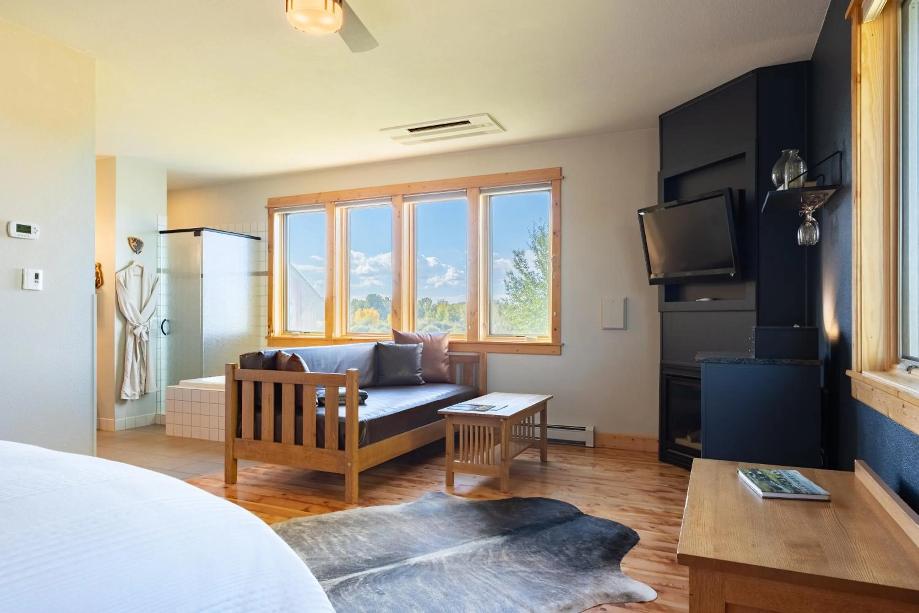 TV and multimedia, Bed in Gallatin River Lodge