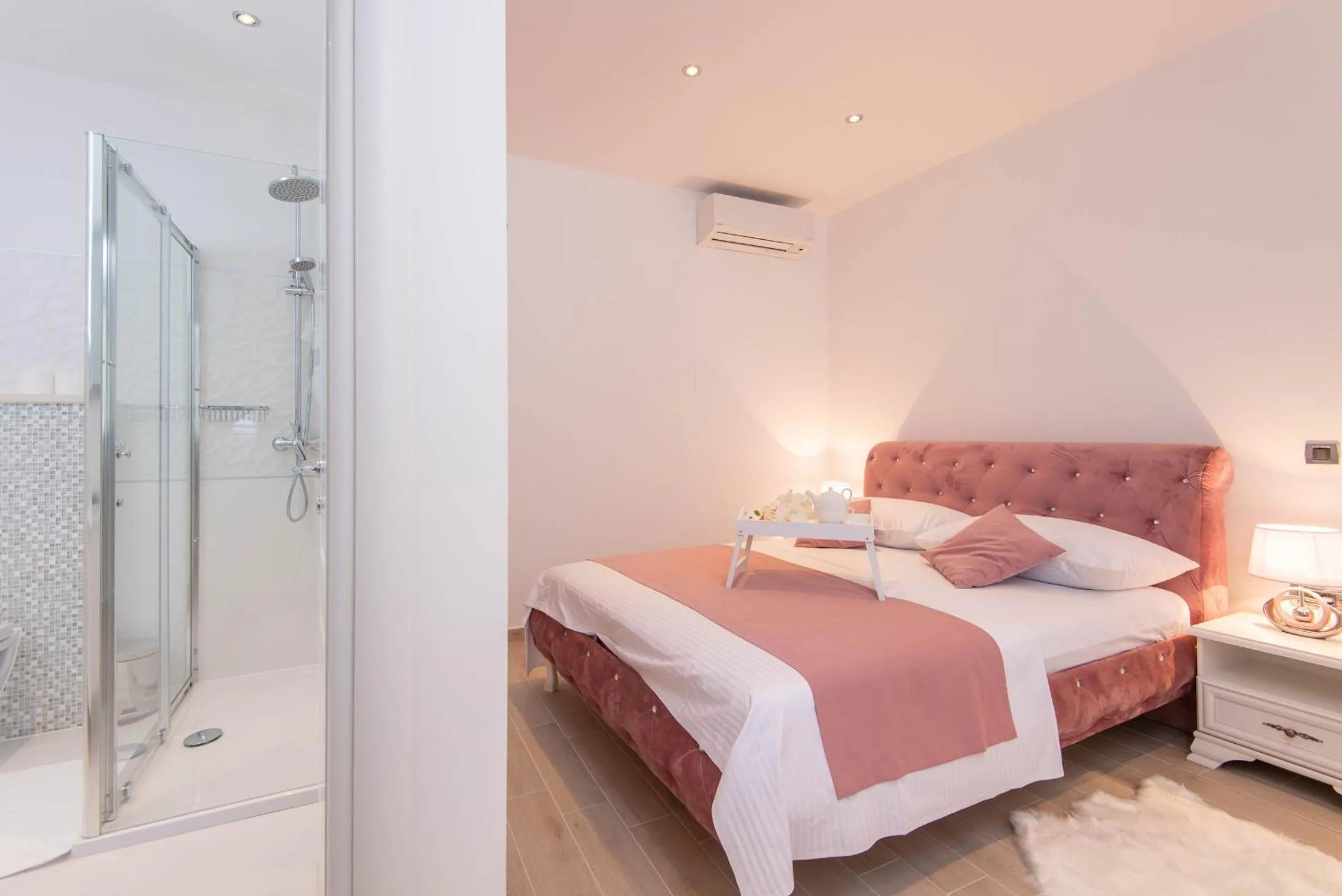 Shower, Bed in Apartment Domenica