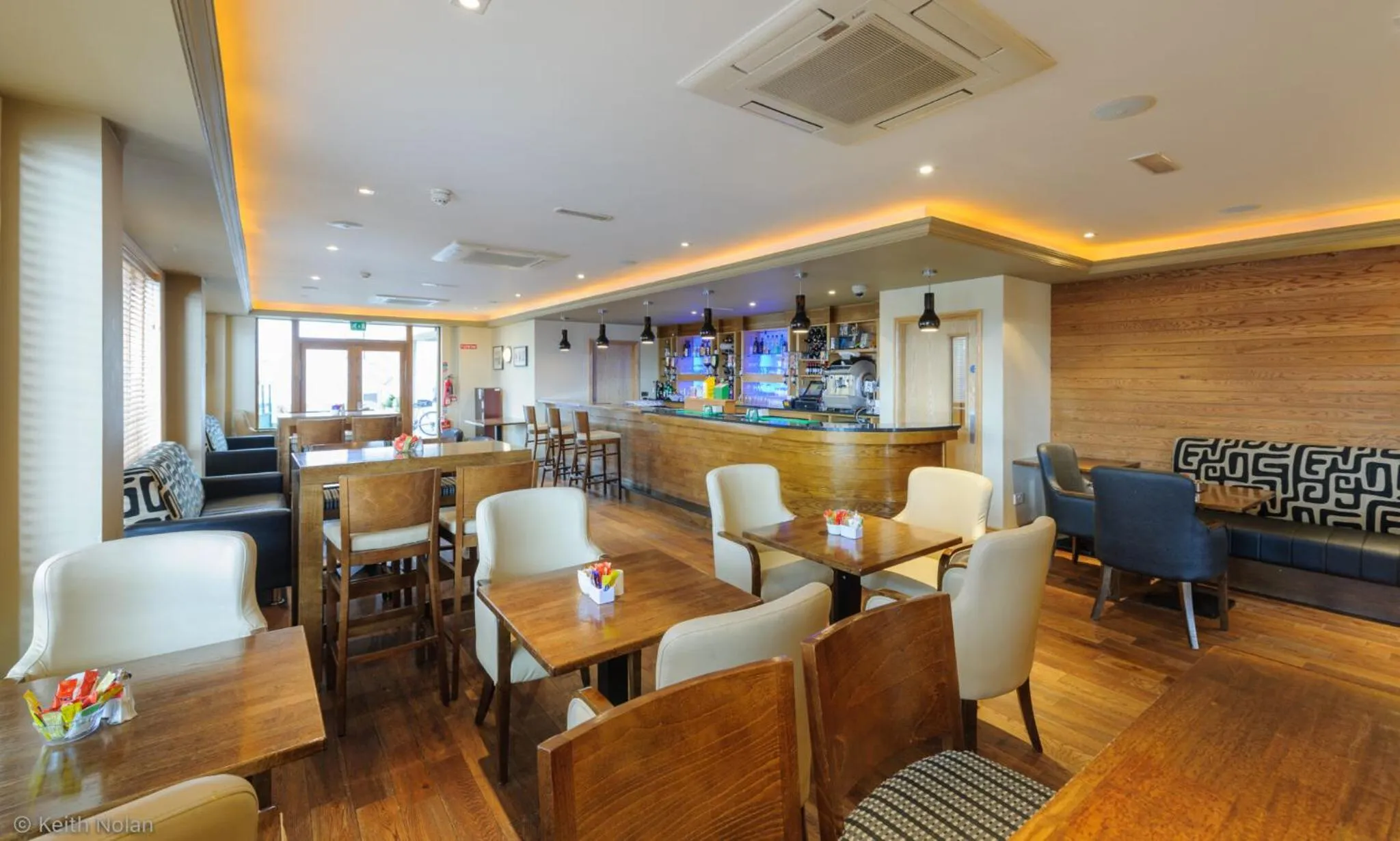 Restaurant/places to eat in Cryans Hotel