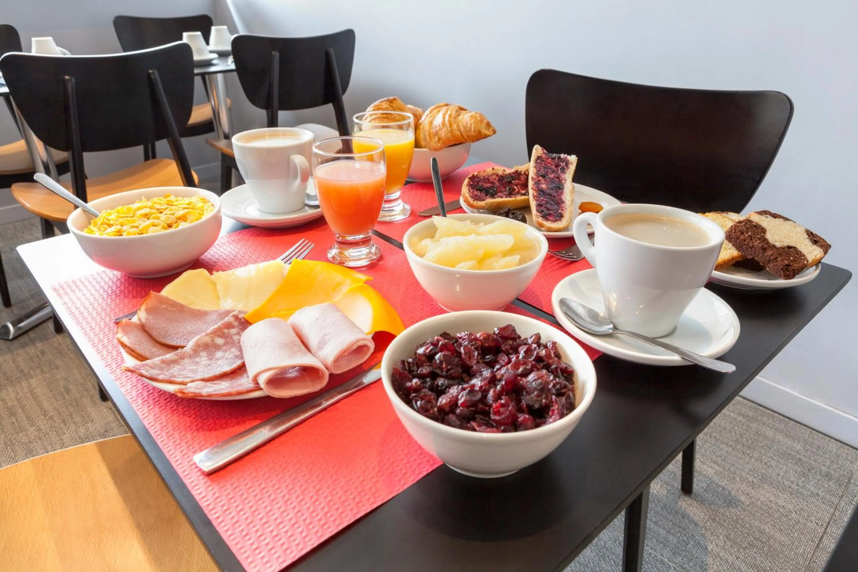 Food and drinks in Hôtel Le Nautic