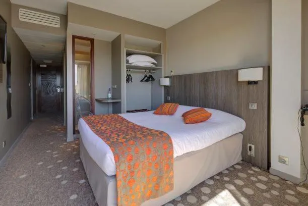 Bedroom, Bed in Hôtel Le Nautic