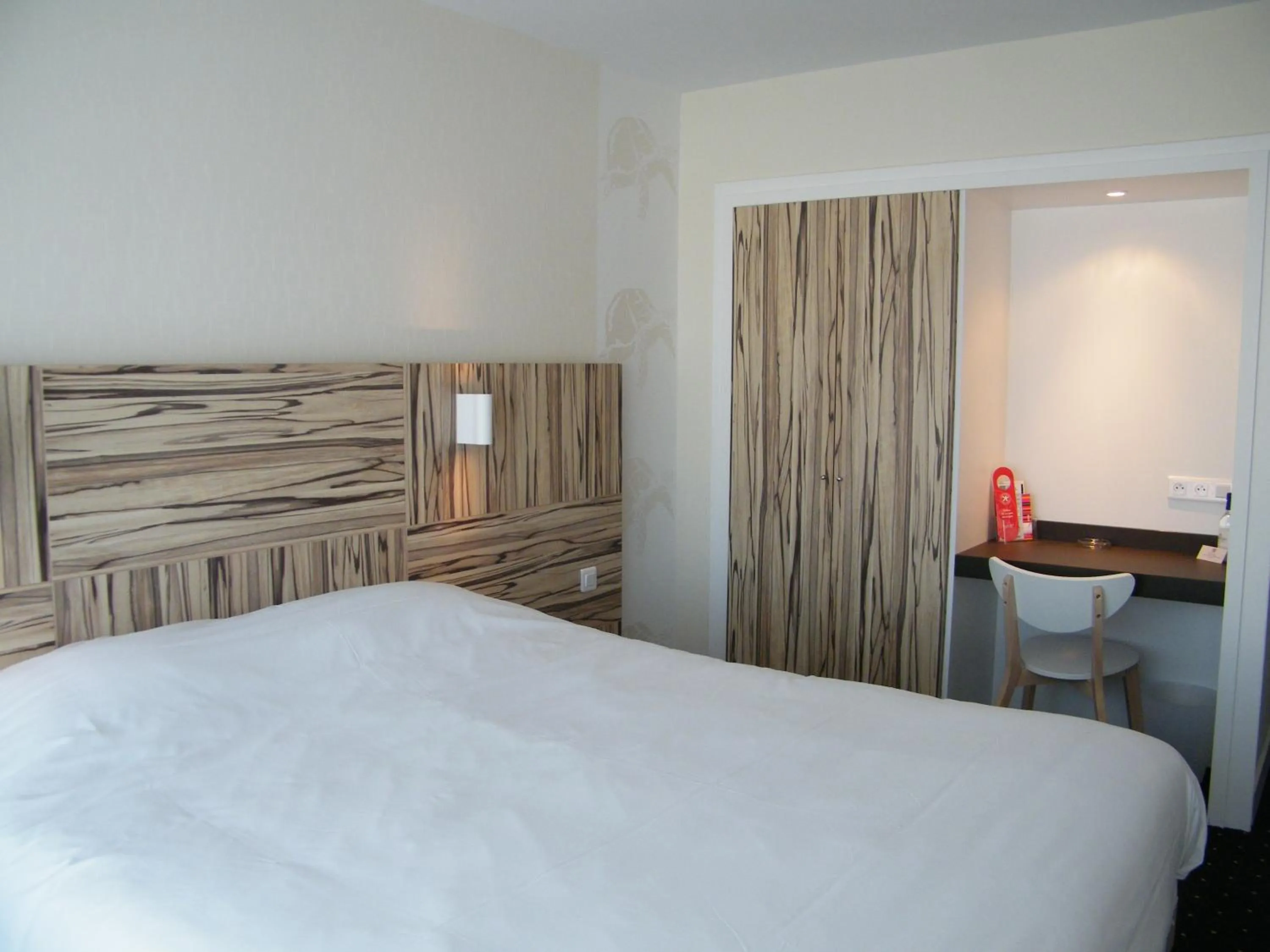 Bed in Hôtel Le Nautic