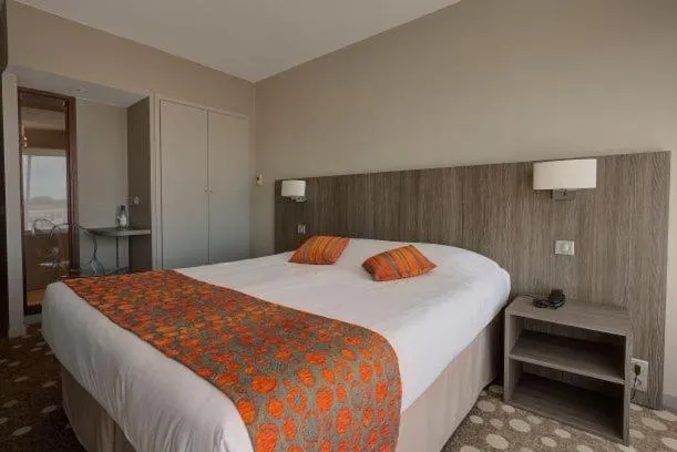 Bedroom, Bed in Hôtel Le Nautic