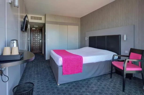 Bed in Hôtel Le Nautic