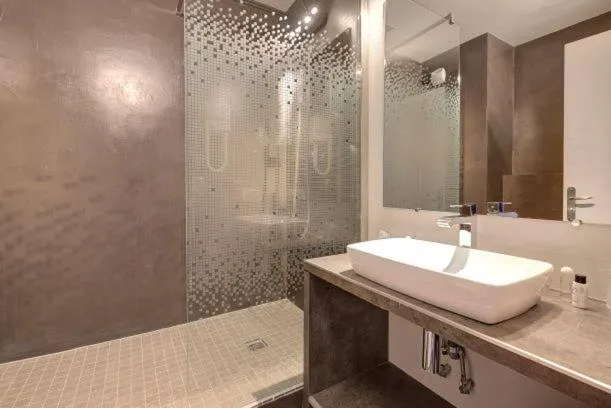 Bathroom in Hôtel Le Nautic