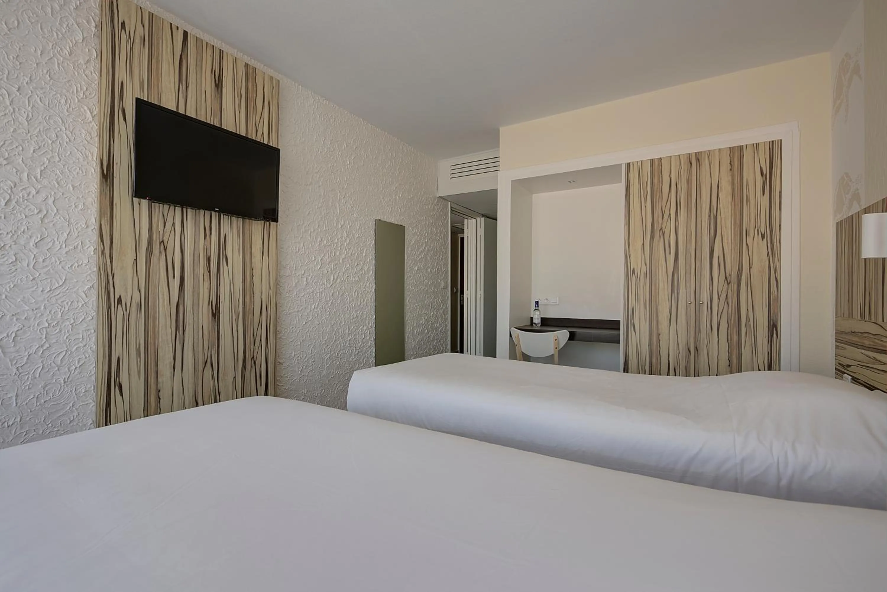 Bed in Hôtel Le Nautic