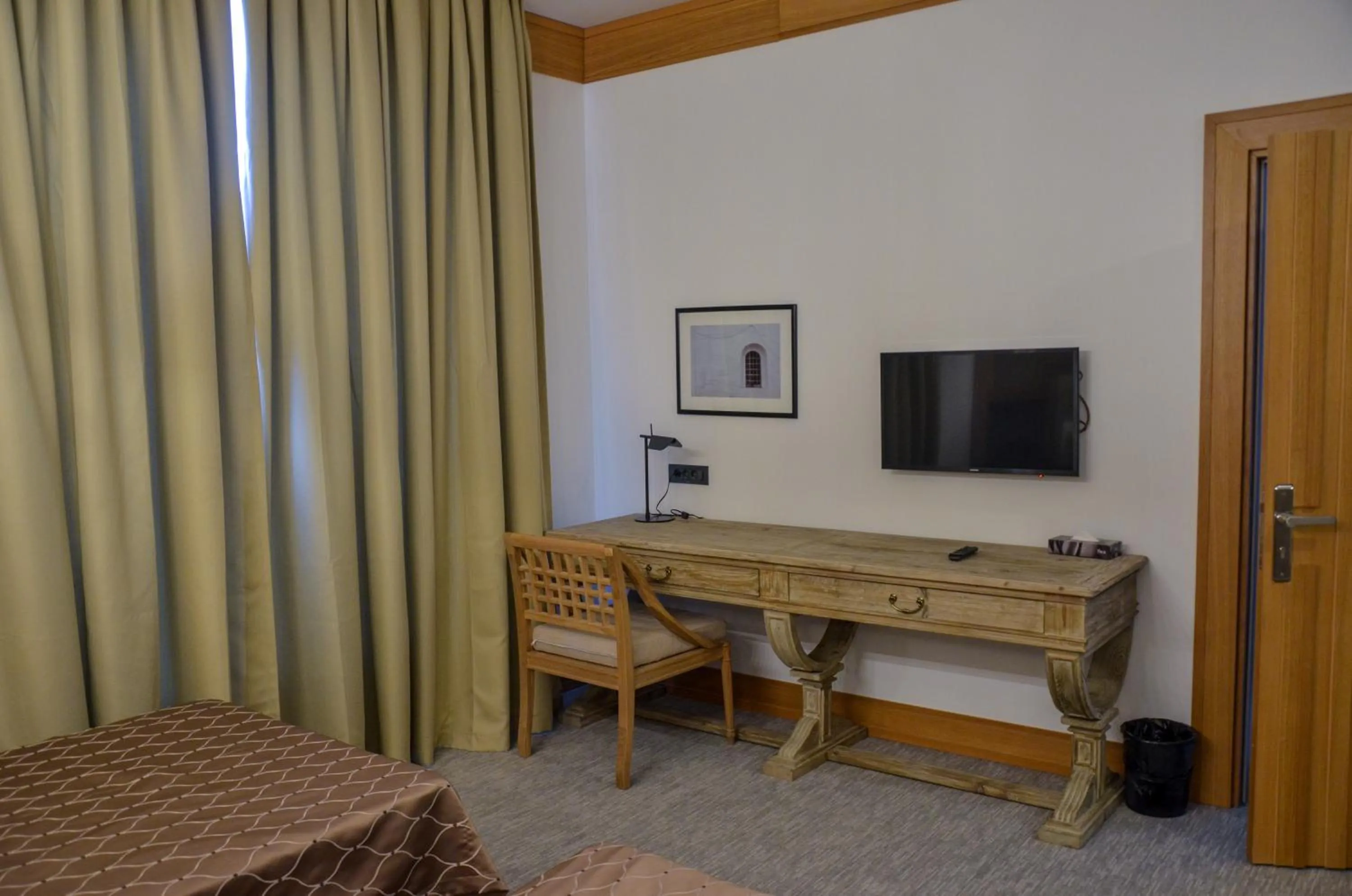 Communal lounge/ TV room in Shirvanshah Hotel