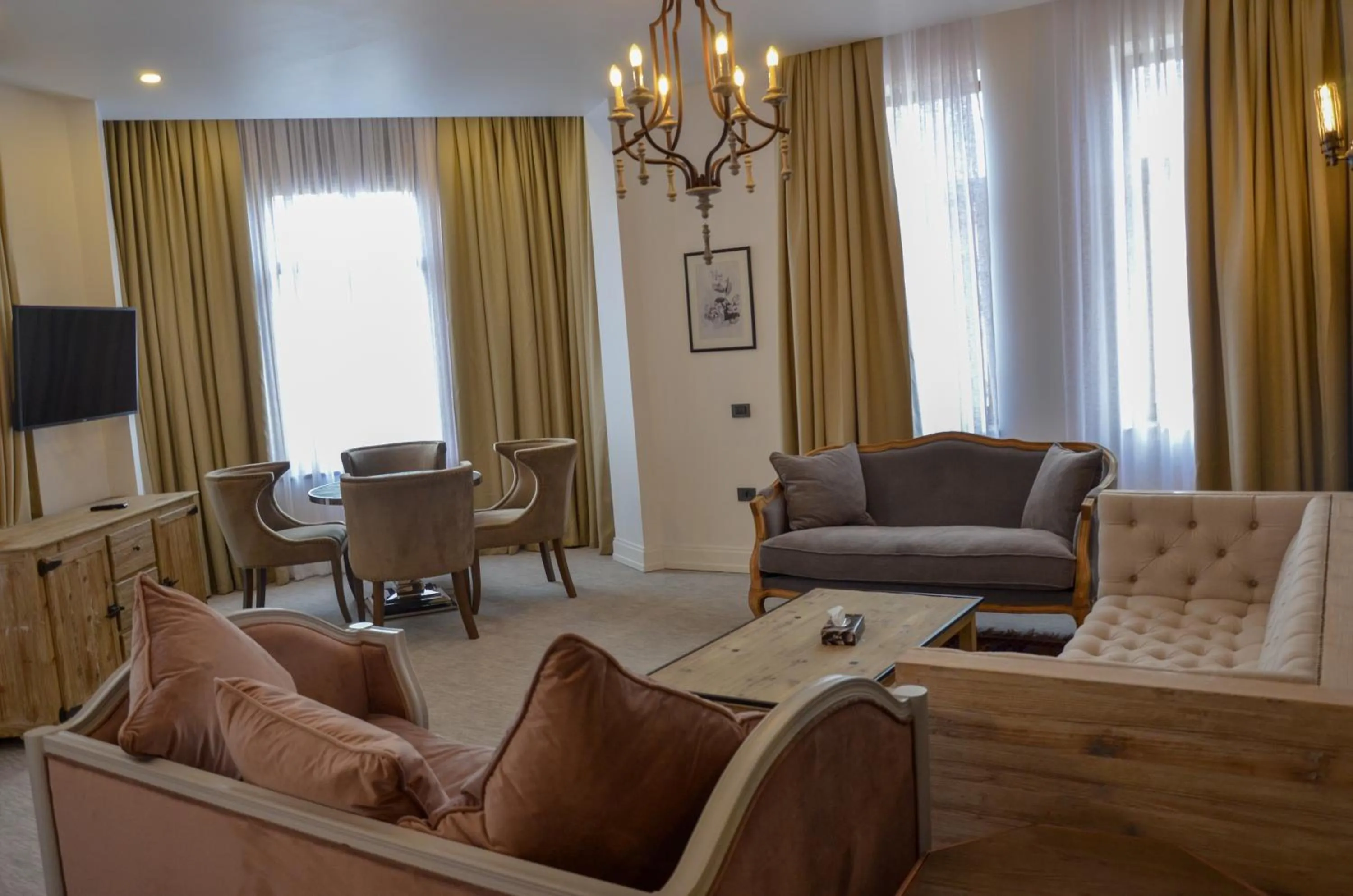 Communal lounge/ TV room in Shirvanshah Hotel