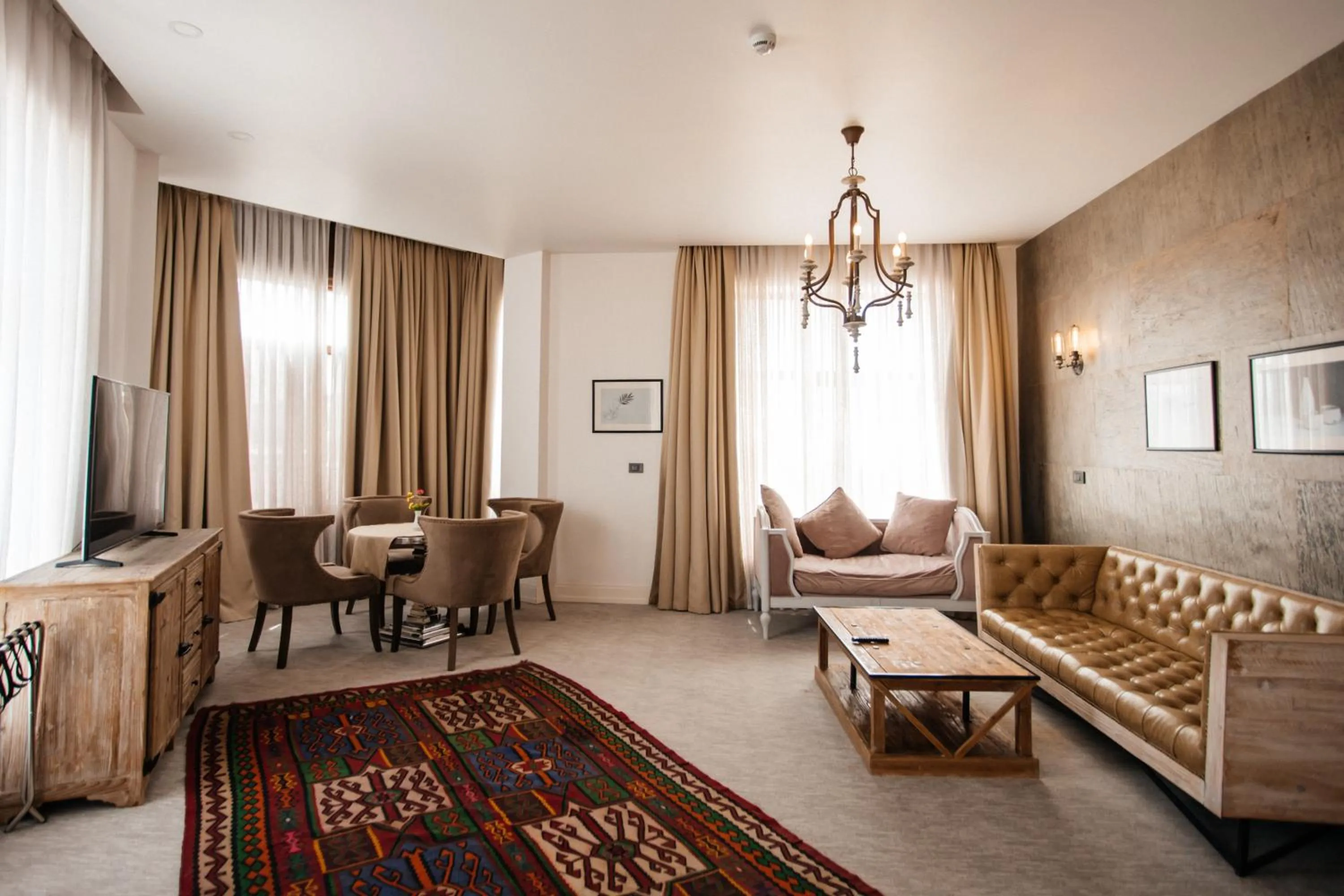 Communal lounge/ TV room in Shirvanshah Hotel