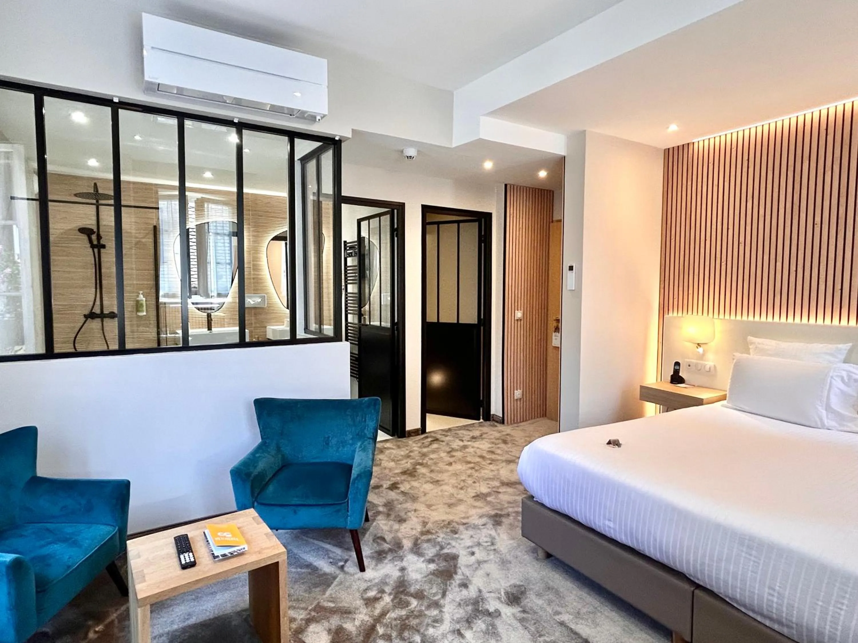 Shower, Bed in Hotel Beaucour