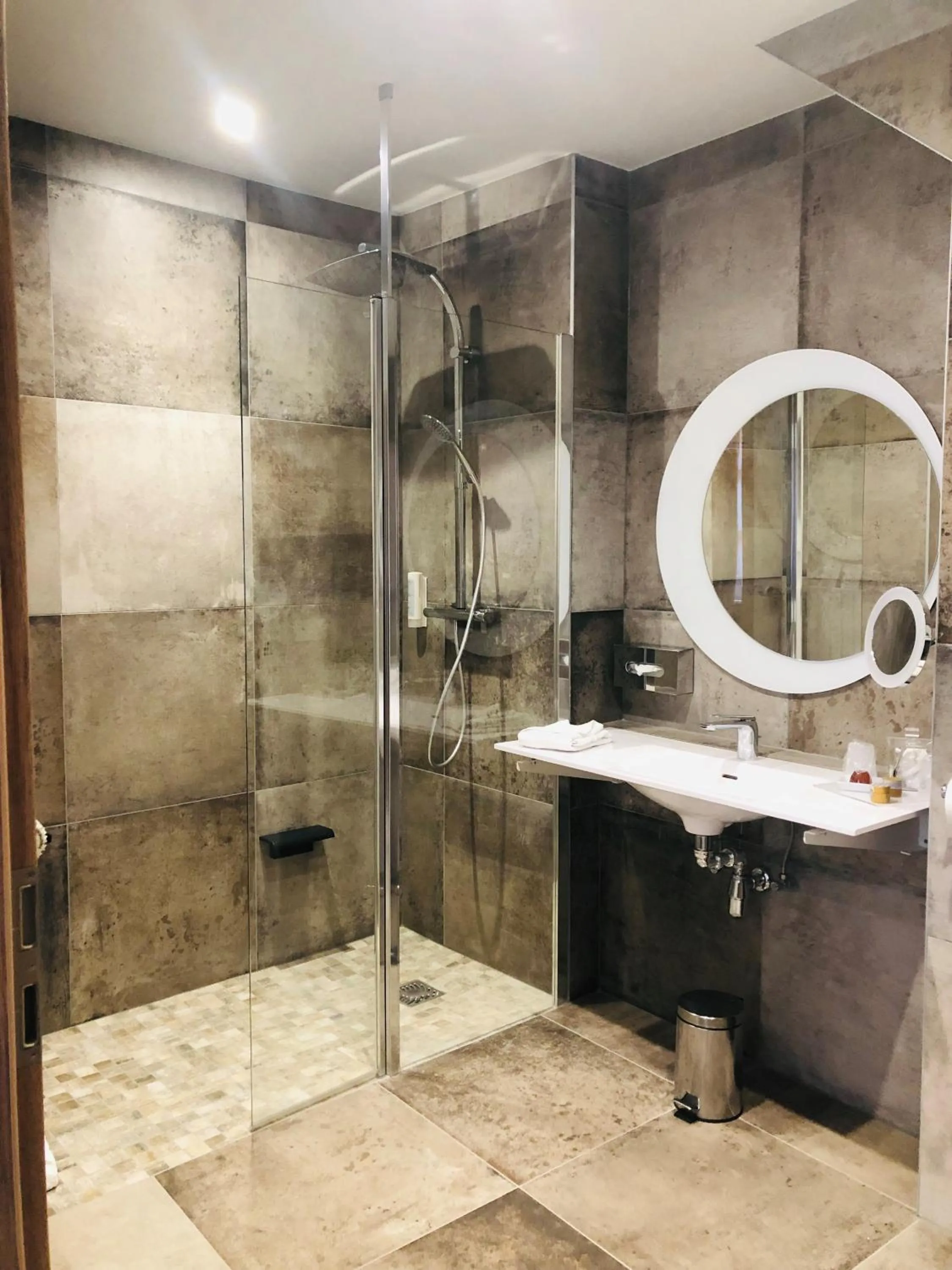 Shower in Hotel Beaucour