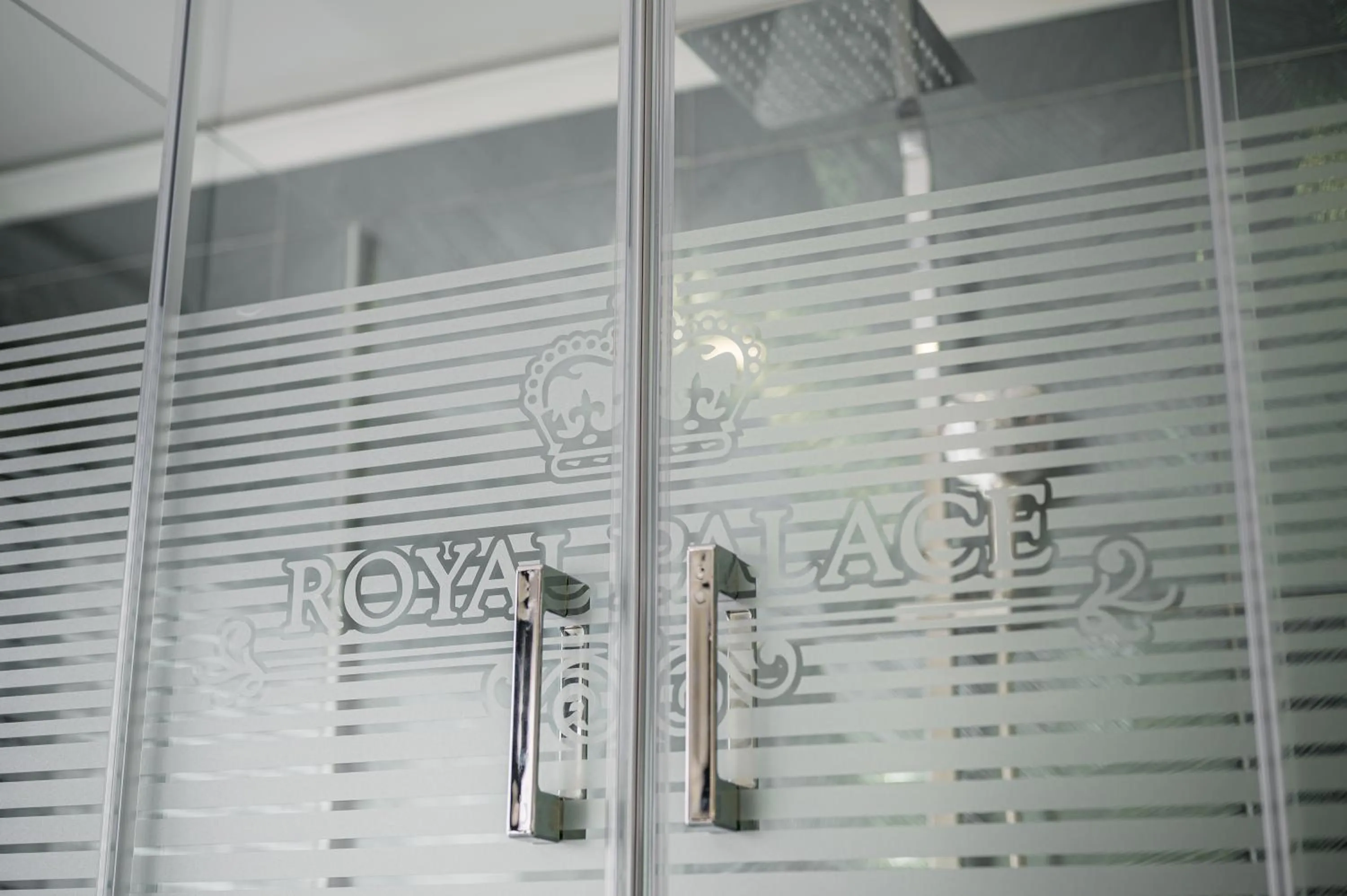 Shower in Royal Palace Hotel