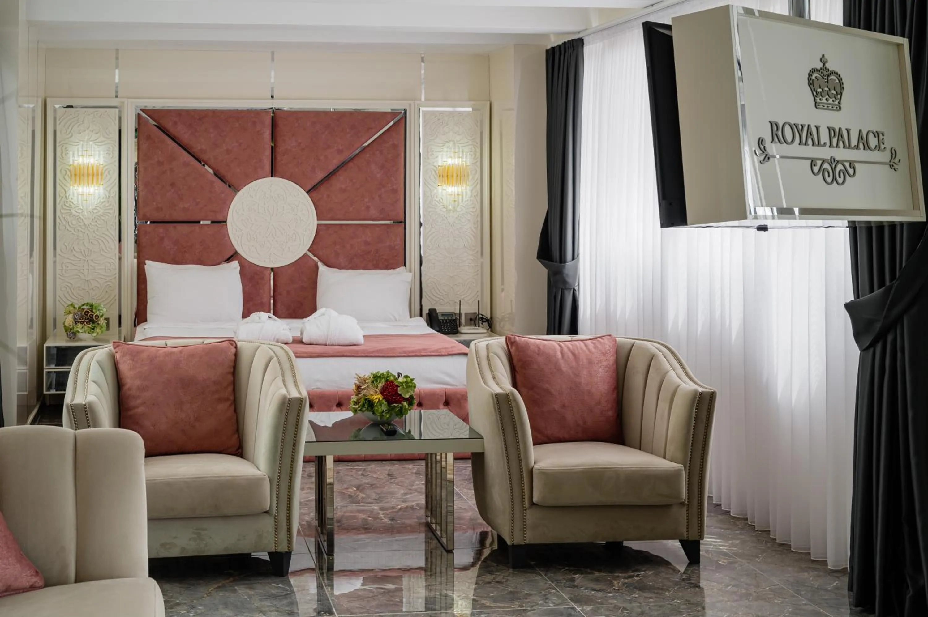 Living room in Royal Palace Hotel