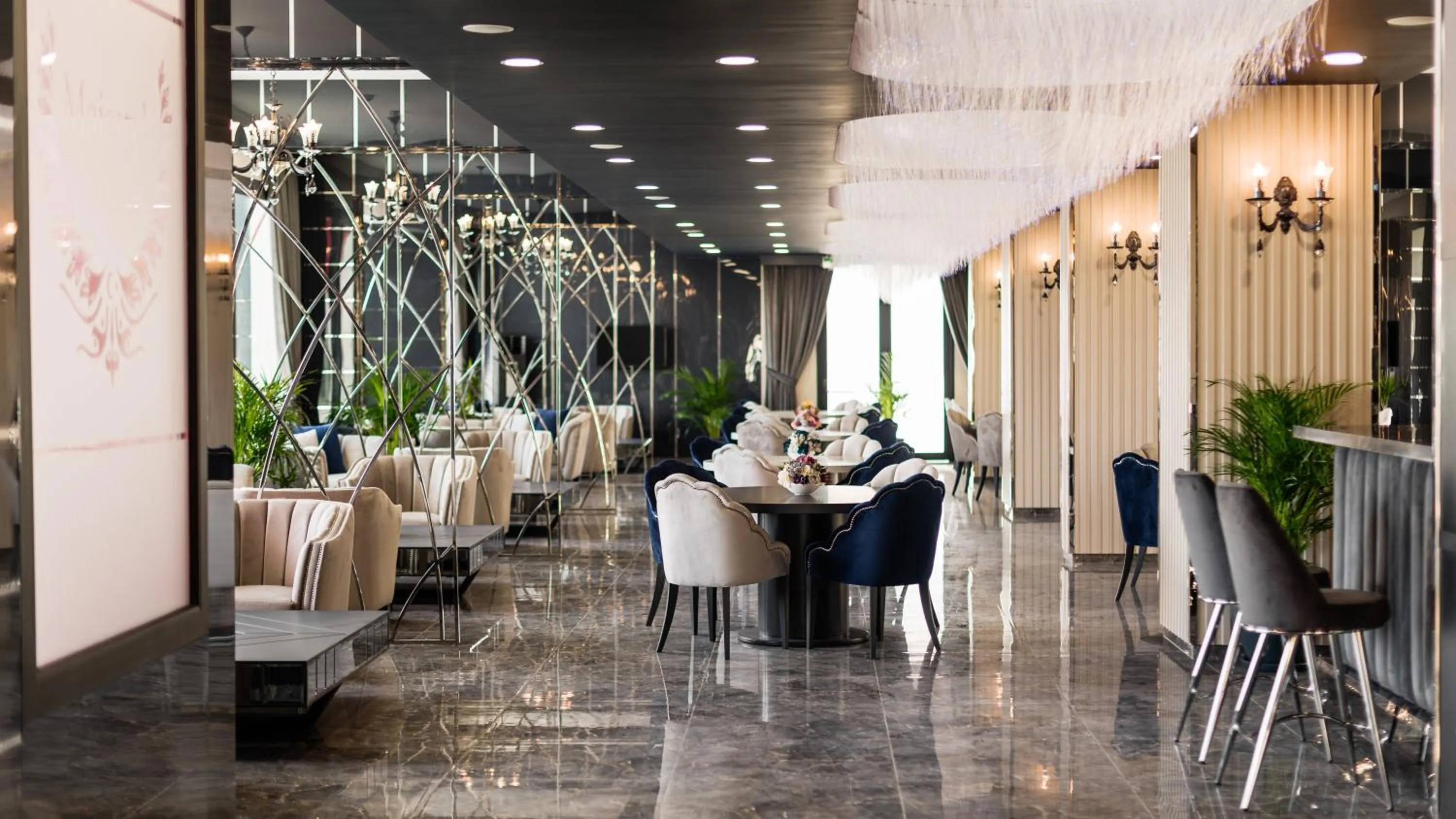 Restaurant/places to eat in Royal Palace Hotel