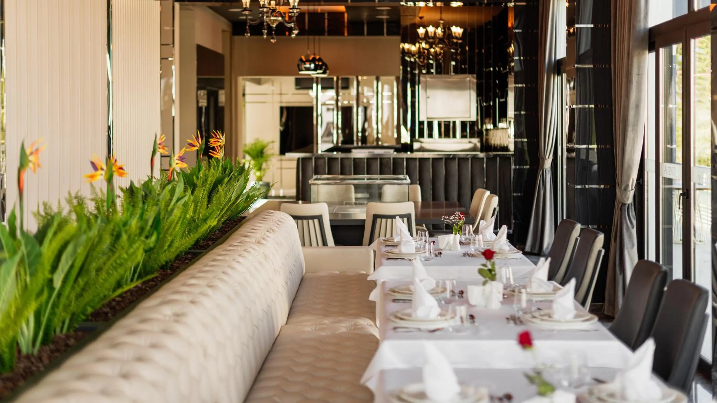 Restaurant/places to eat in Royal Palace Hotel