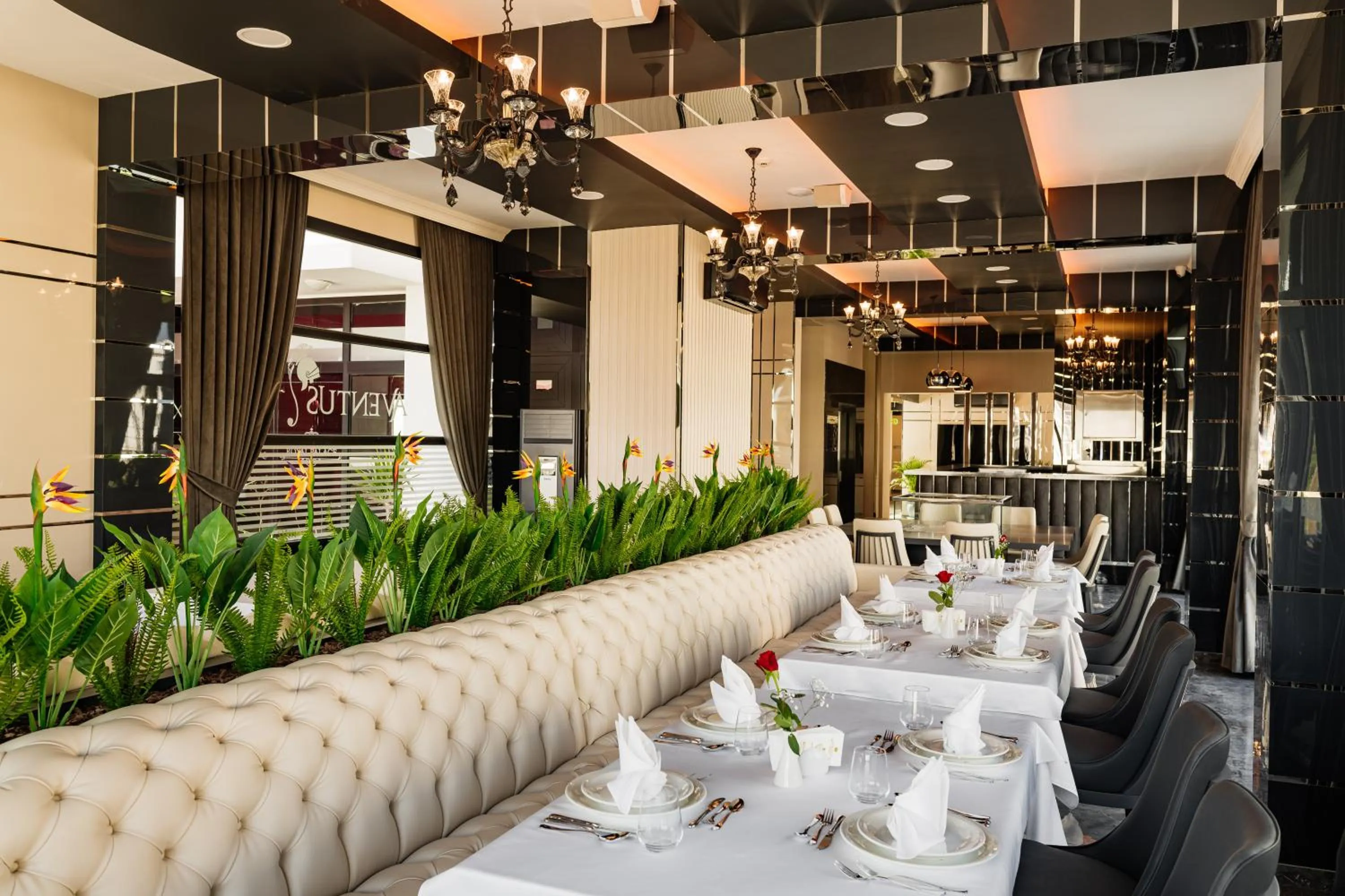 Restaurant/places to eat in Royal Palace Hotel