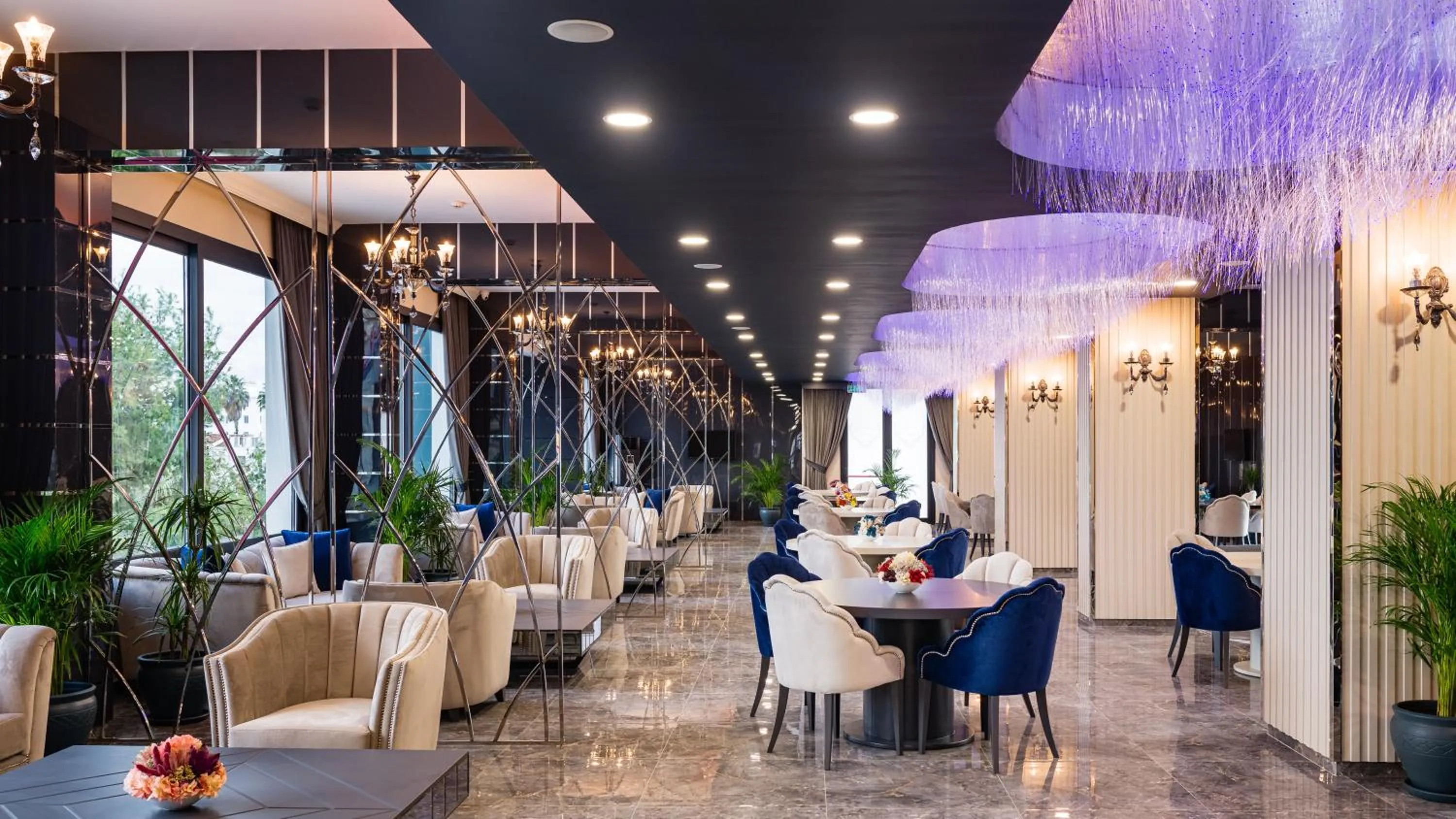 Restaurant/places to eat in Royal Palace Hotel