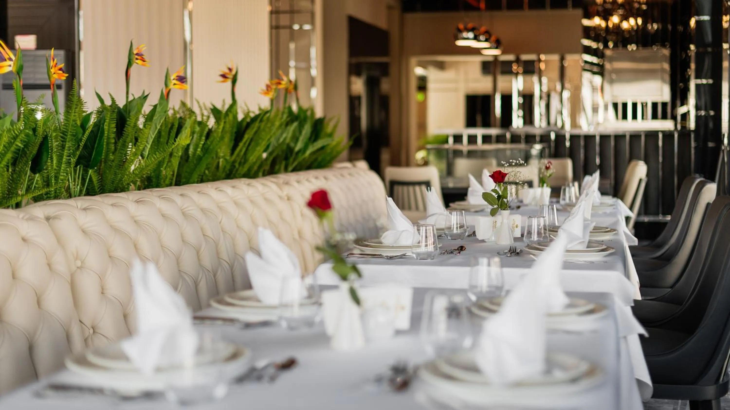 Restaurant/places to eat in Royal Palace Hotel