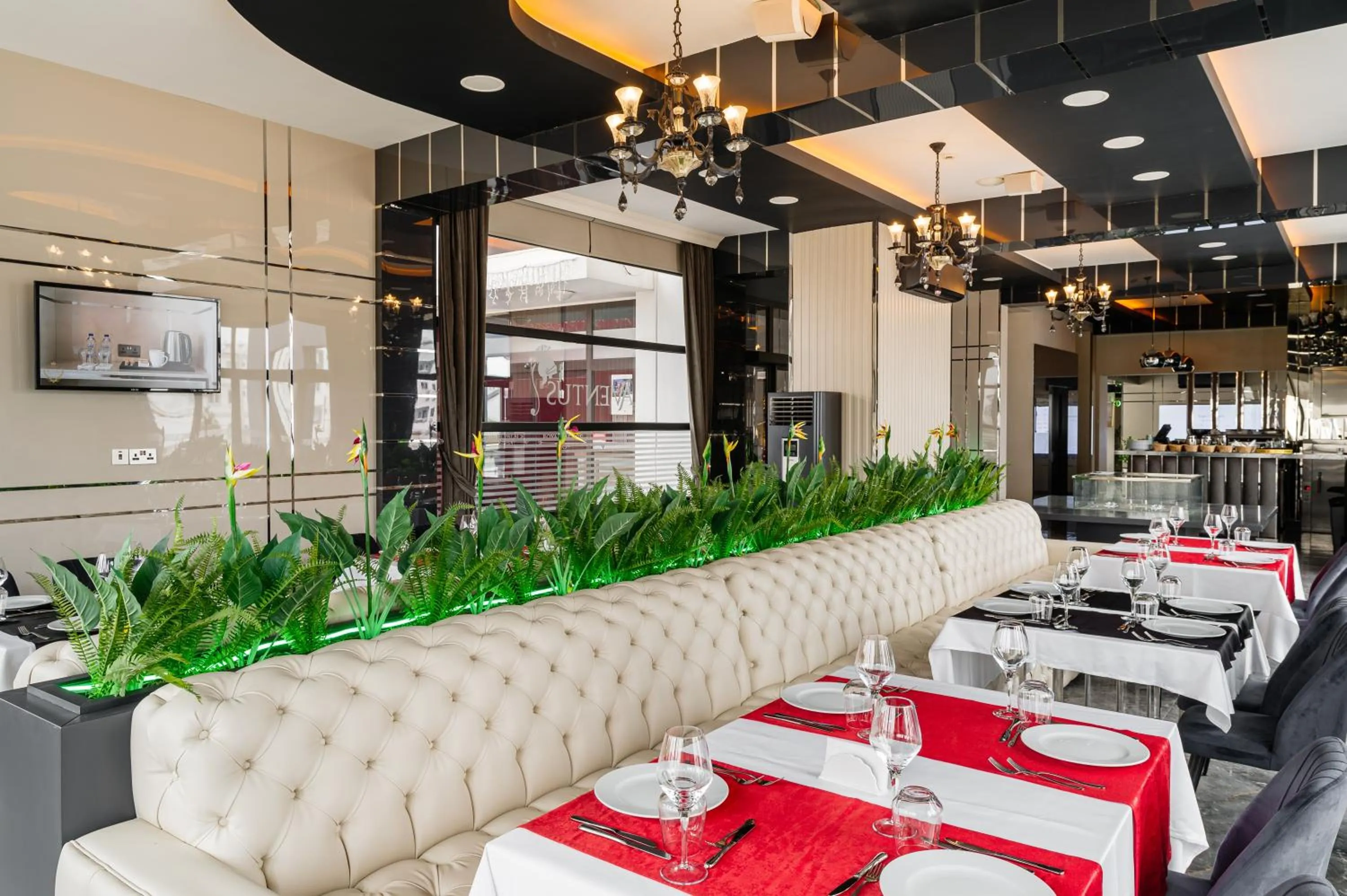 Restaurant/places to eat in Royal Palace Hotel