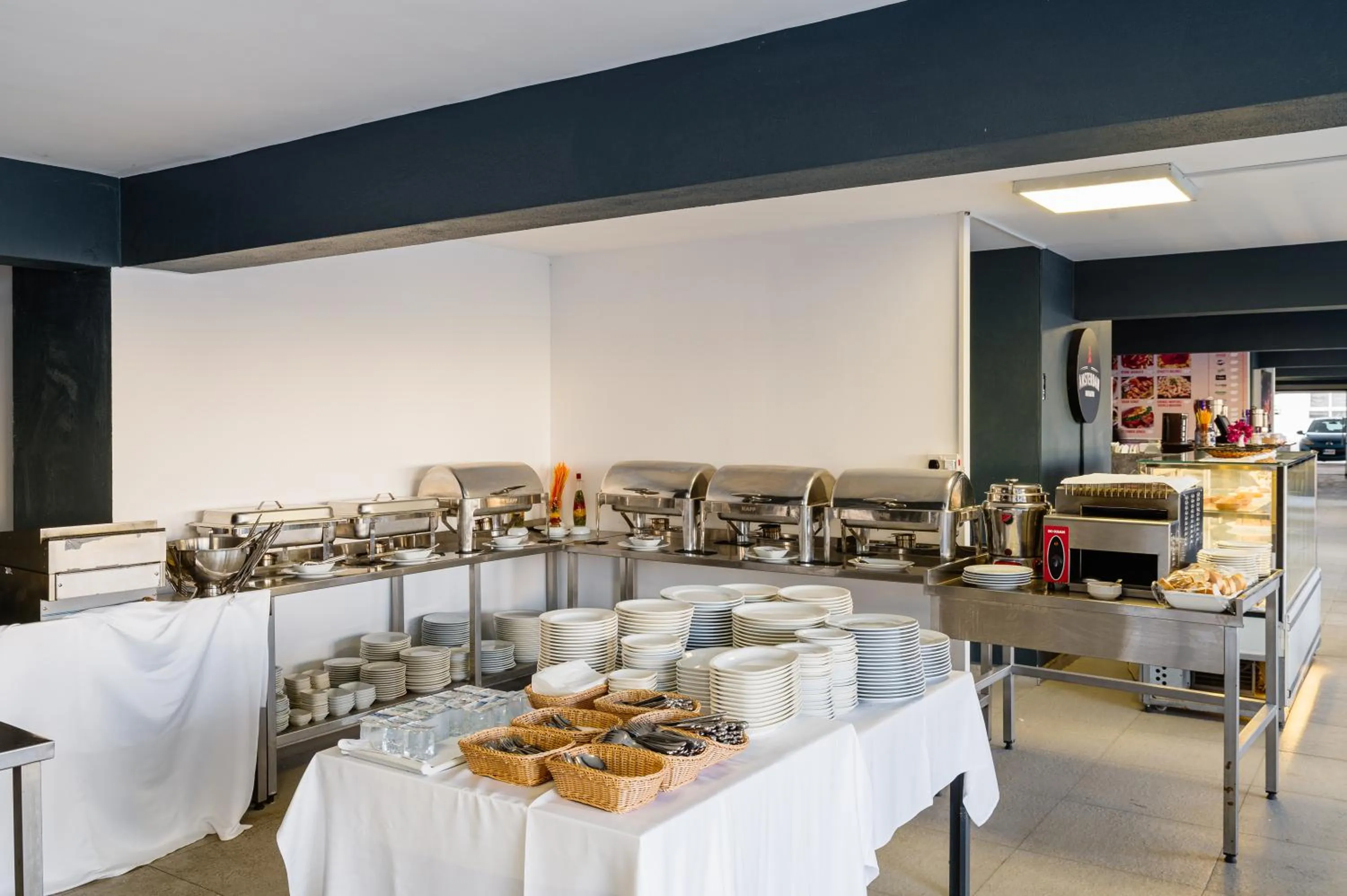 Restaurant/places to eat in Royal Palace Hotel