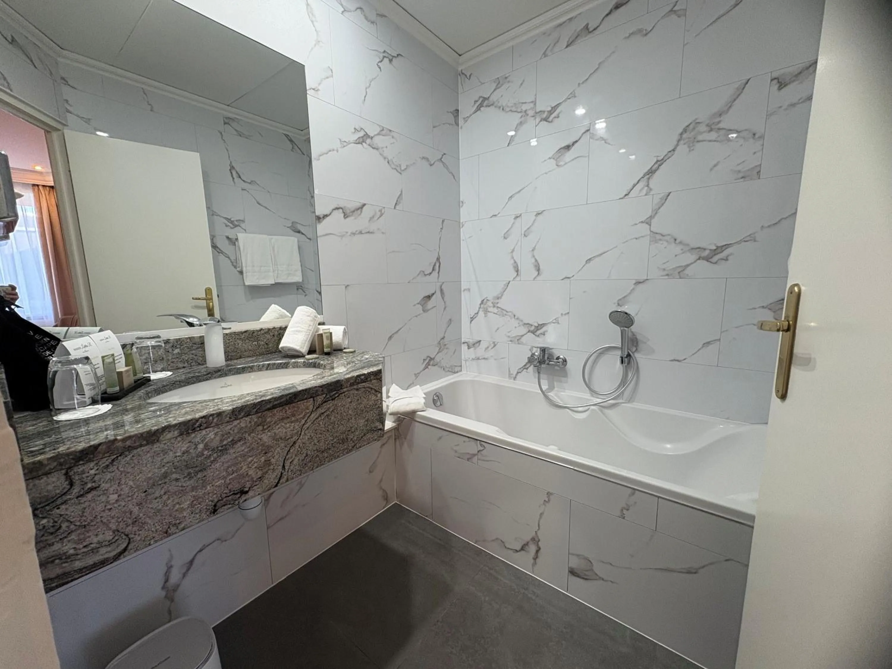 Bathroom in Maison LUTETIA R