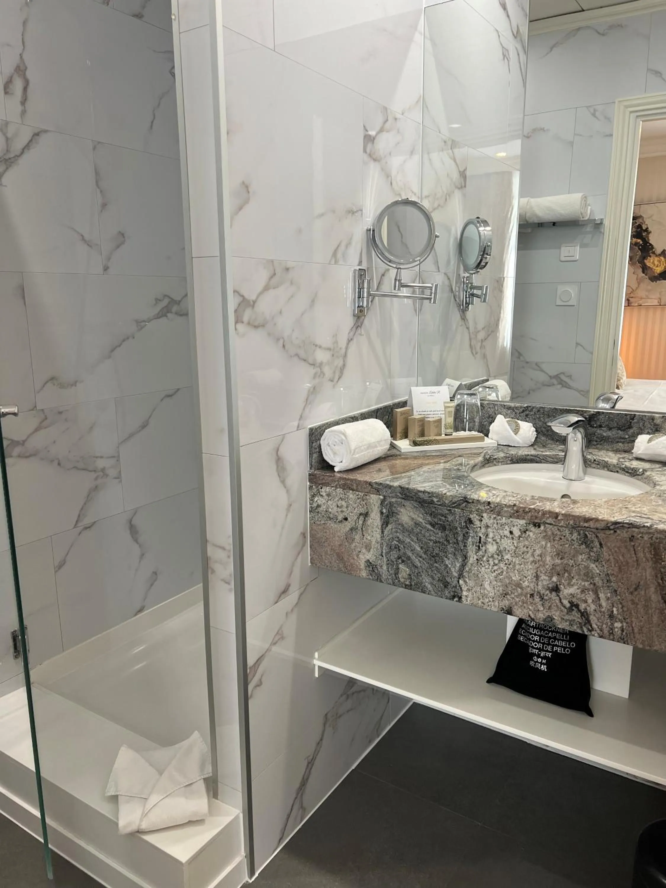 Shower in Maison LUTETIA R