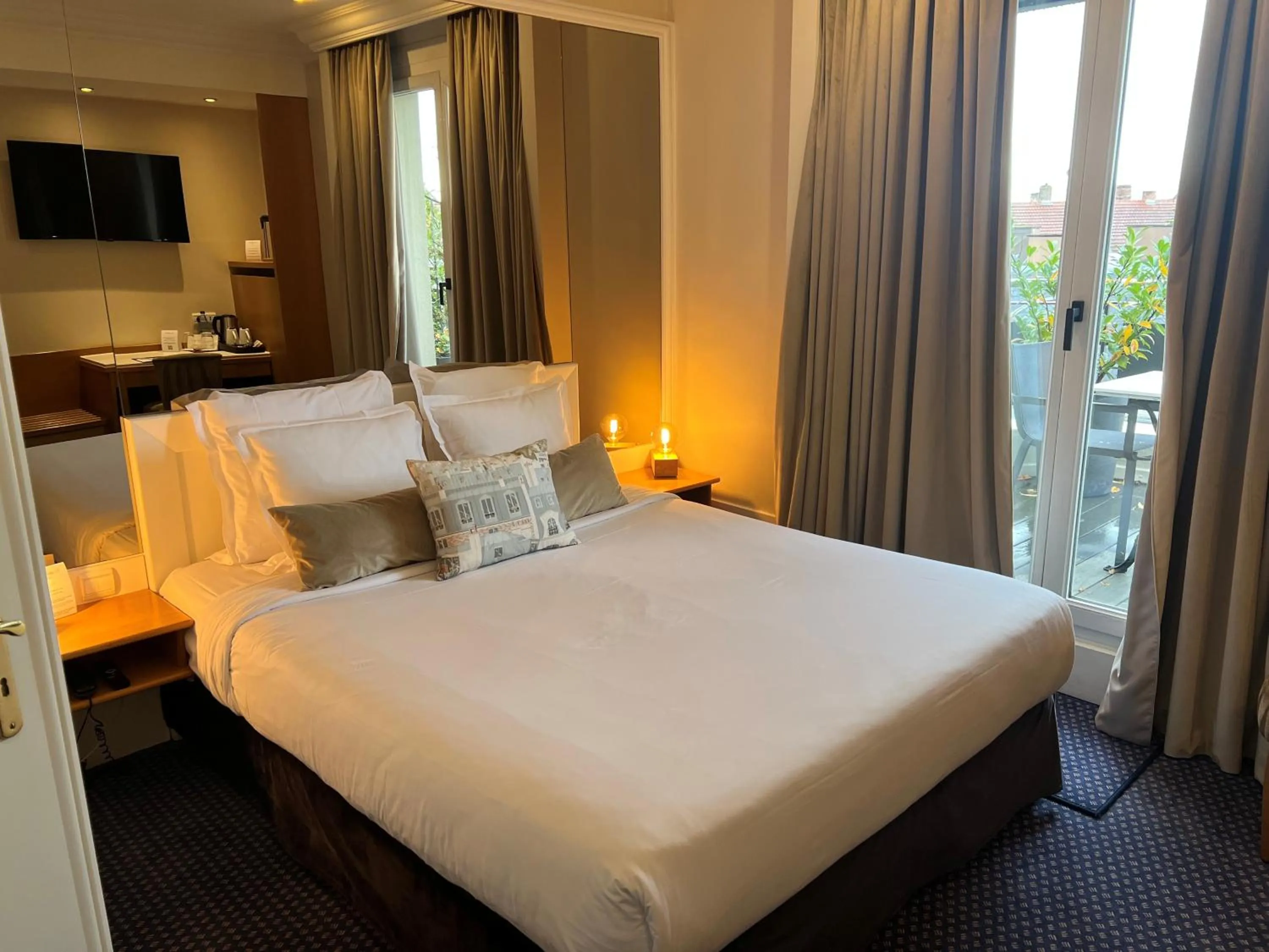 Bedroom, Bed in Maison LUTETIA R