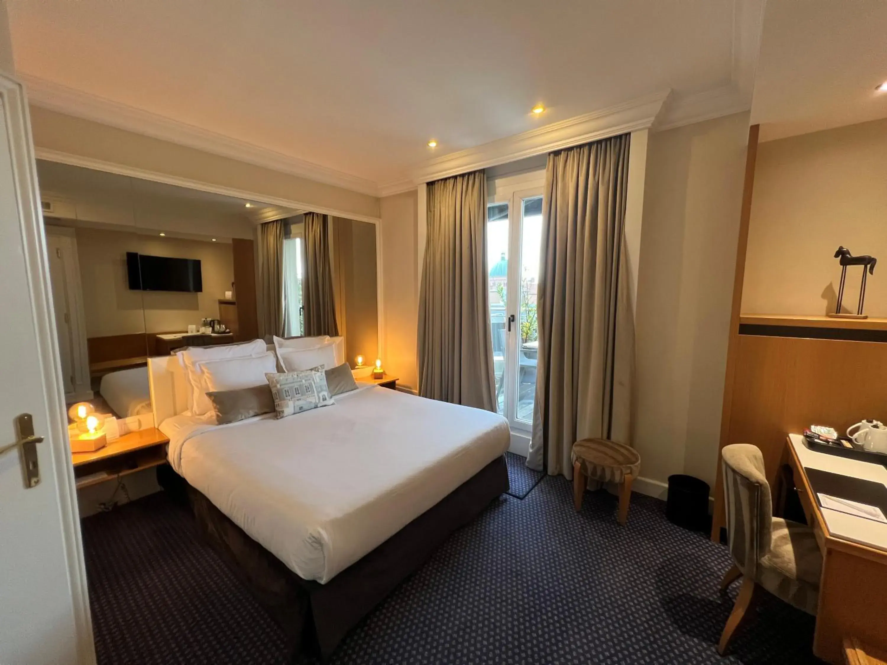 Superior Double Room in Maison LUTETIA R Superior Double Room in Maison LUTETIA R