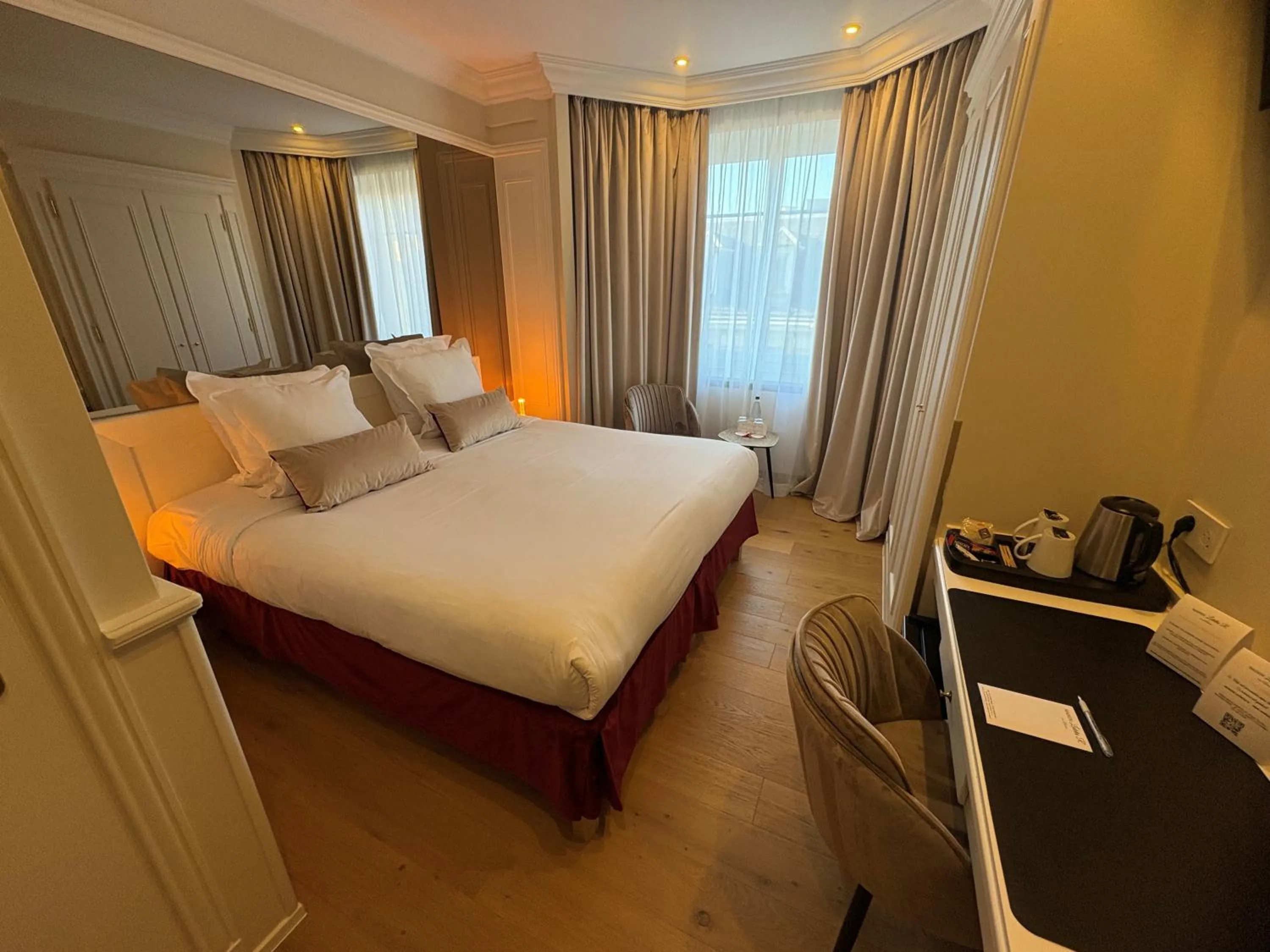 Photo of the whole room, Bed in Maison LUTETIA R