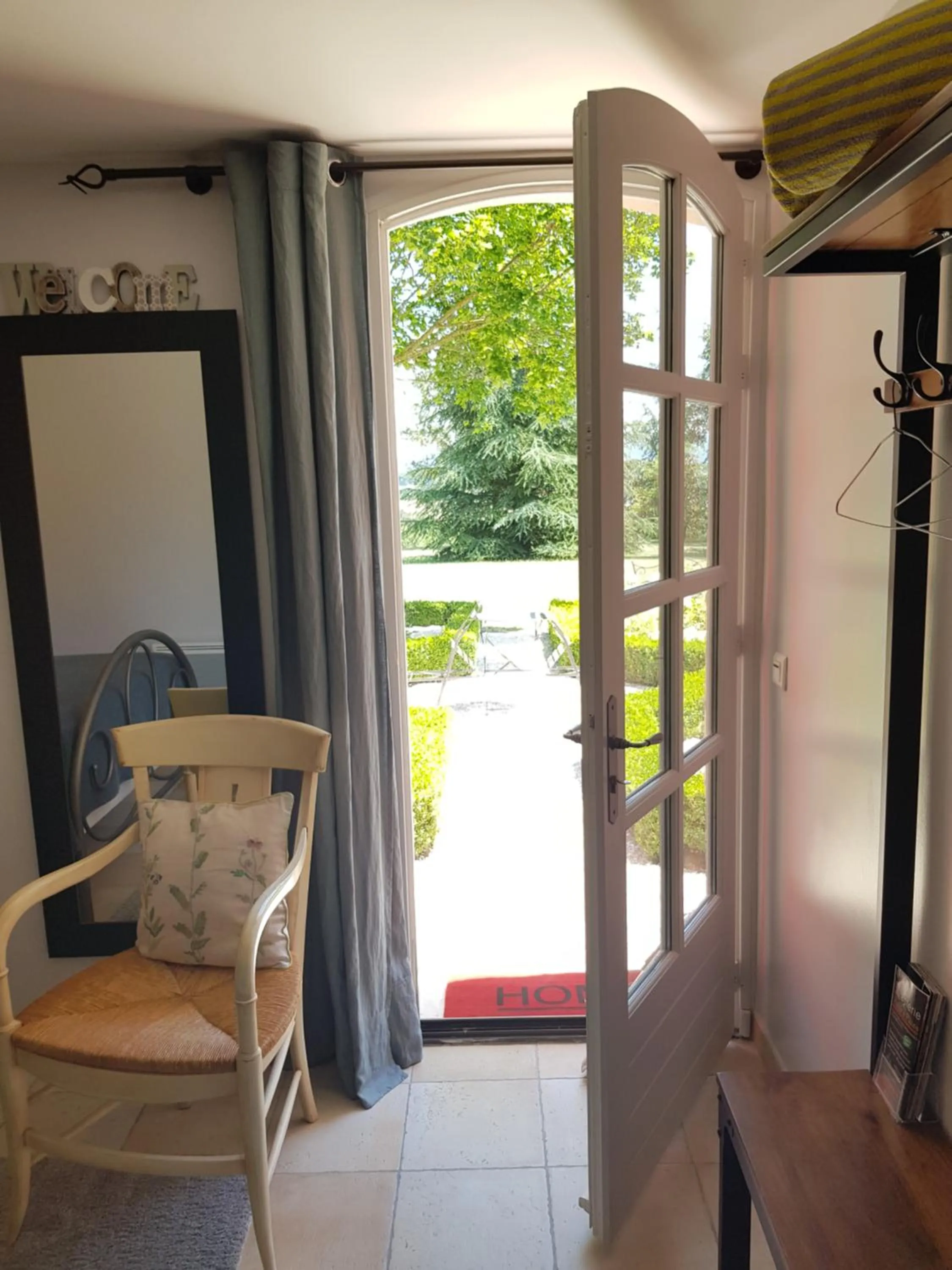 Garden view in Les Néfliers chambre d'hôtes