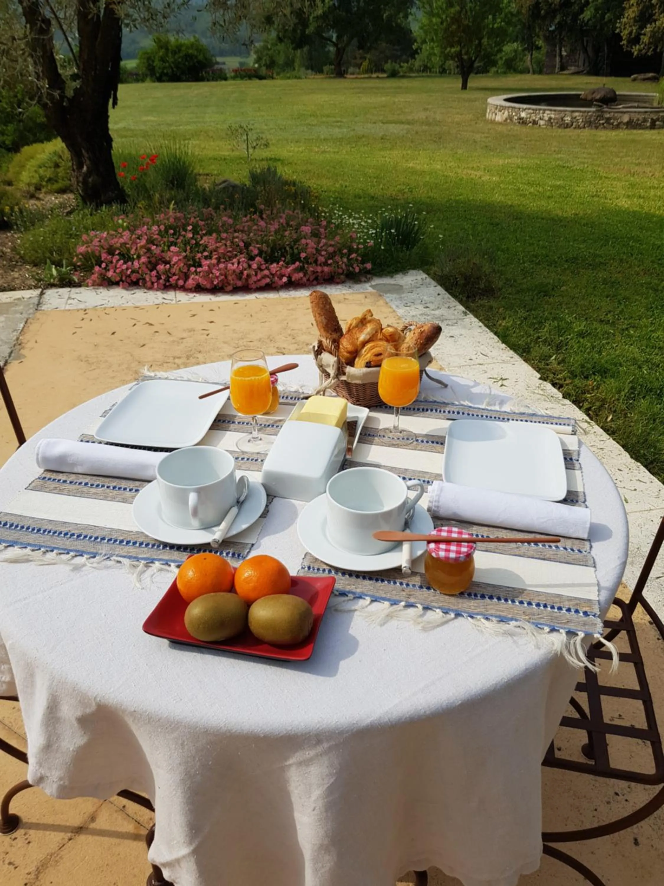 Breakfast in Les Néfliers chambre d'hôtes