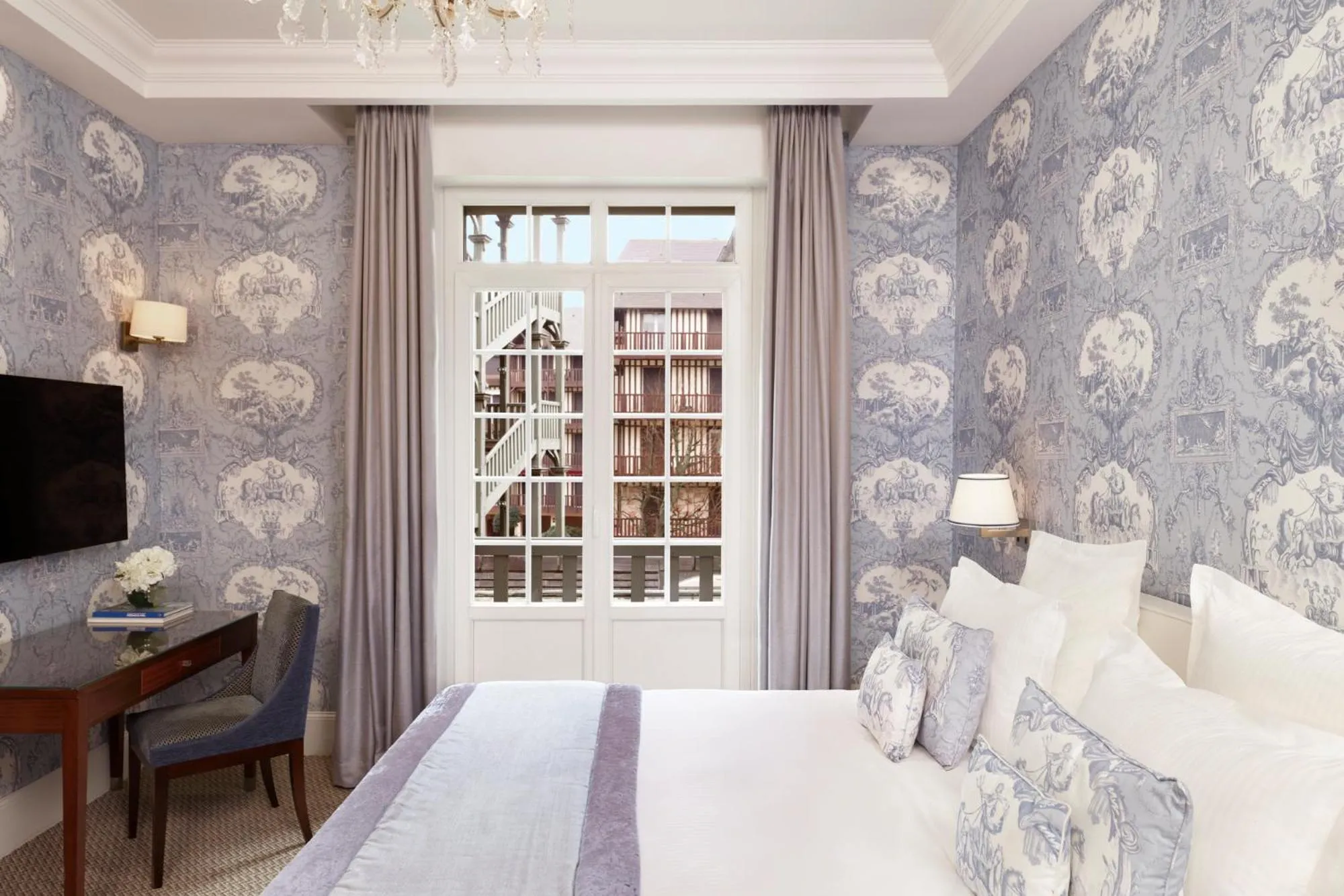 Bedroom, Bed in Hôtel Barrière Le Normandy