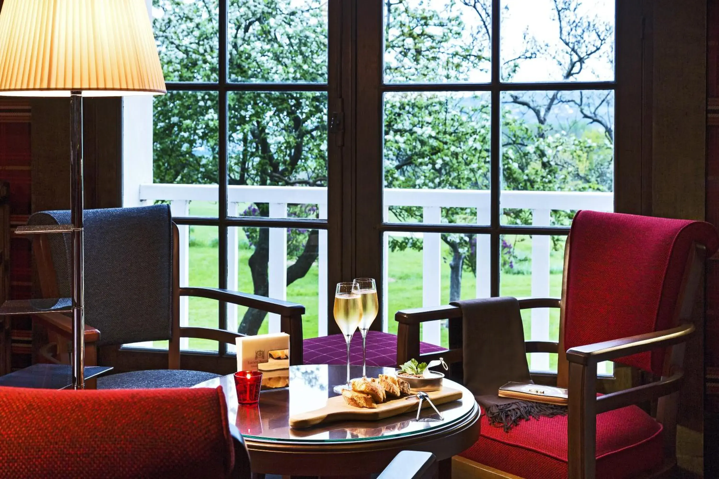 Lounge or bar in Hôtel Barrière L'Hôtel du Golf Lounge or bar in Hôtel Barrière L'Hôtel du Golf