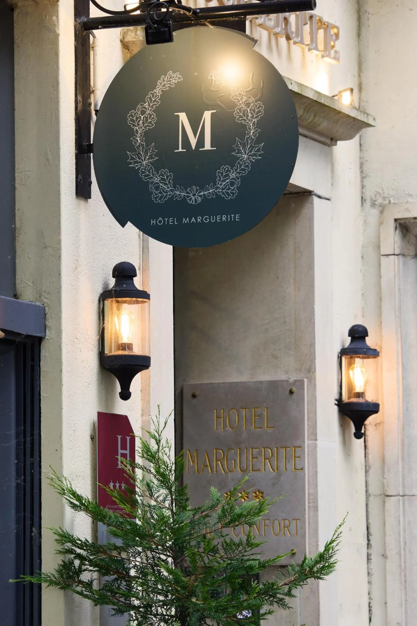 Facade/entrance in Logis Hôtel Marguerite