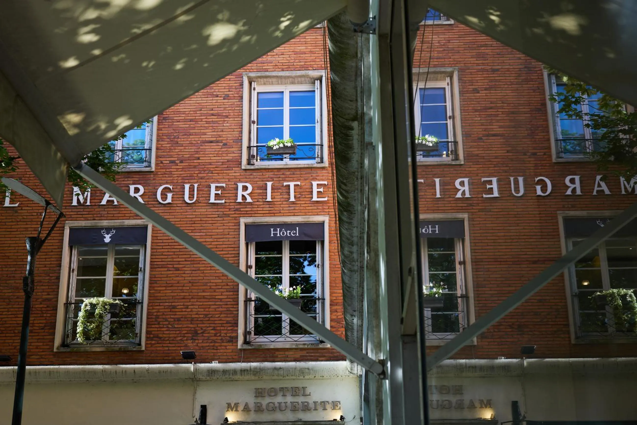 Facade/entrance in Logis Hôtel Marguerite