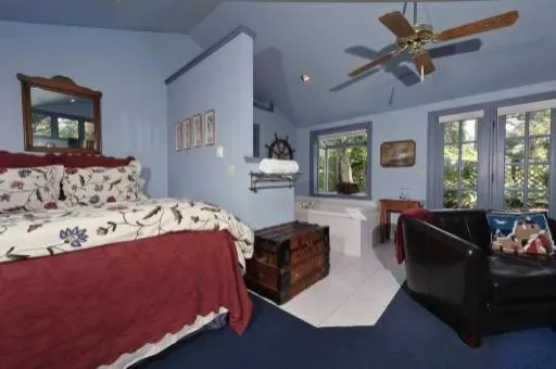 Queen Suite in Country Cottage of Langley