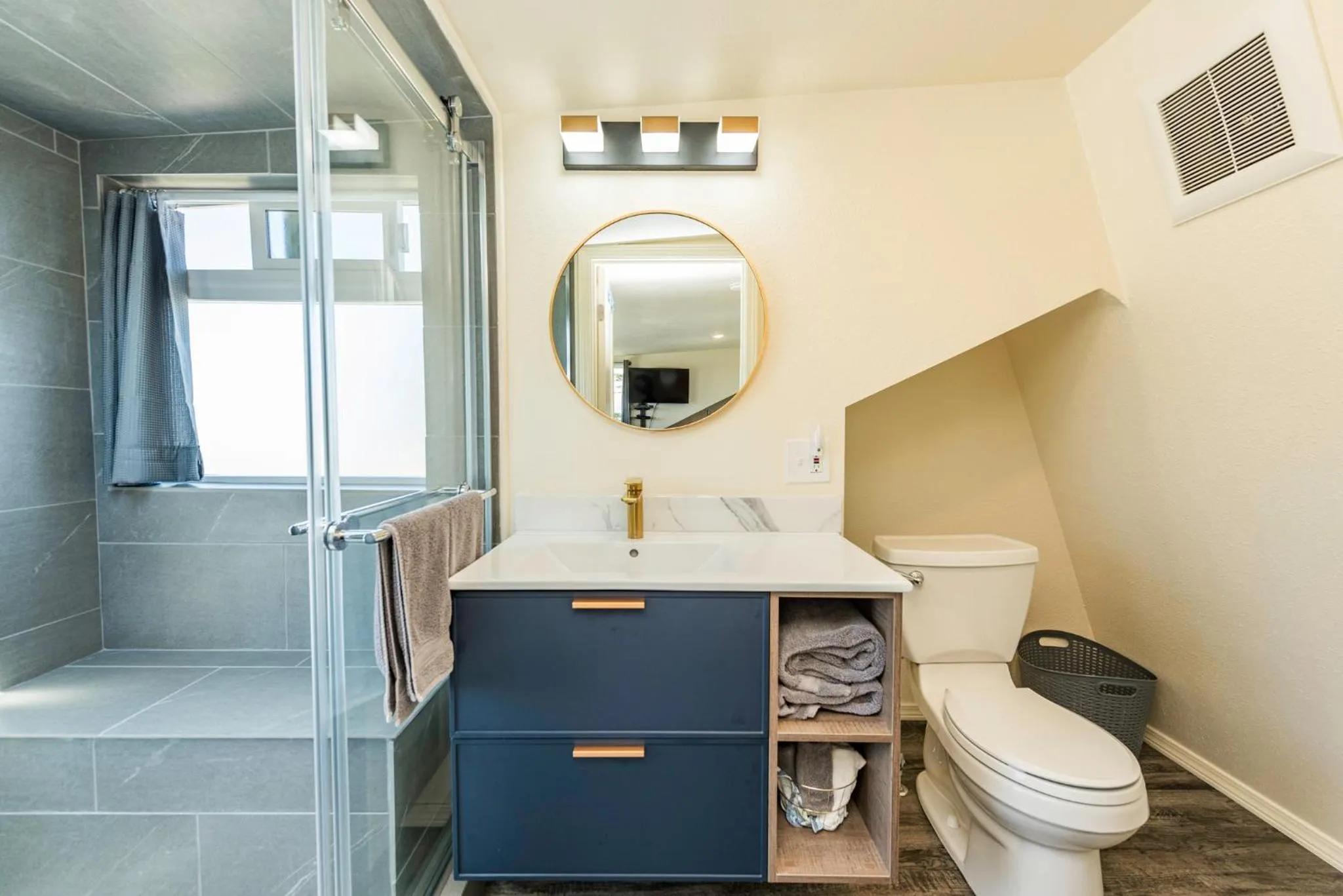 Shower in Juan de Fuca Waterfront Hotel & Cottages