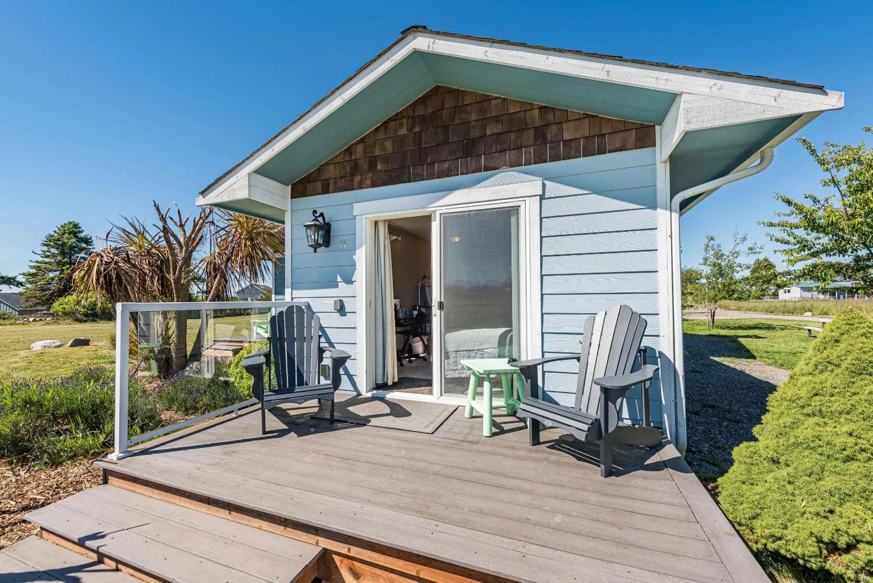 Patio in Juan de Fuca Waterfront Hotel & Cottages