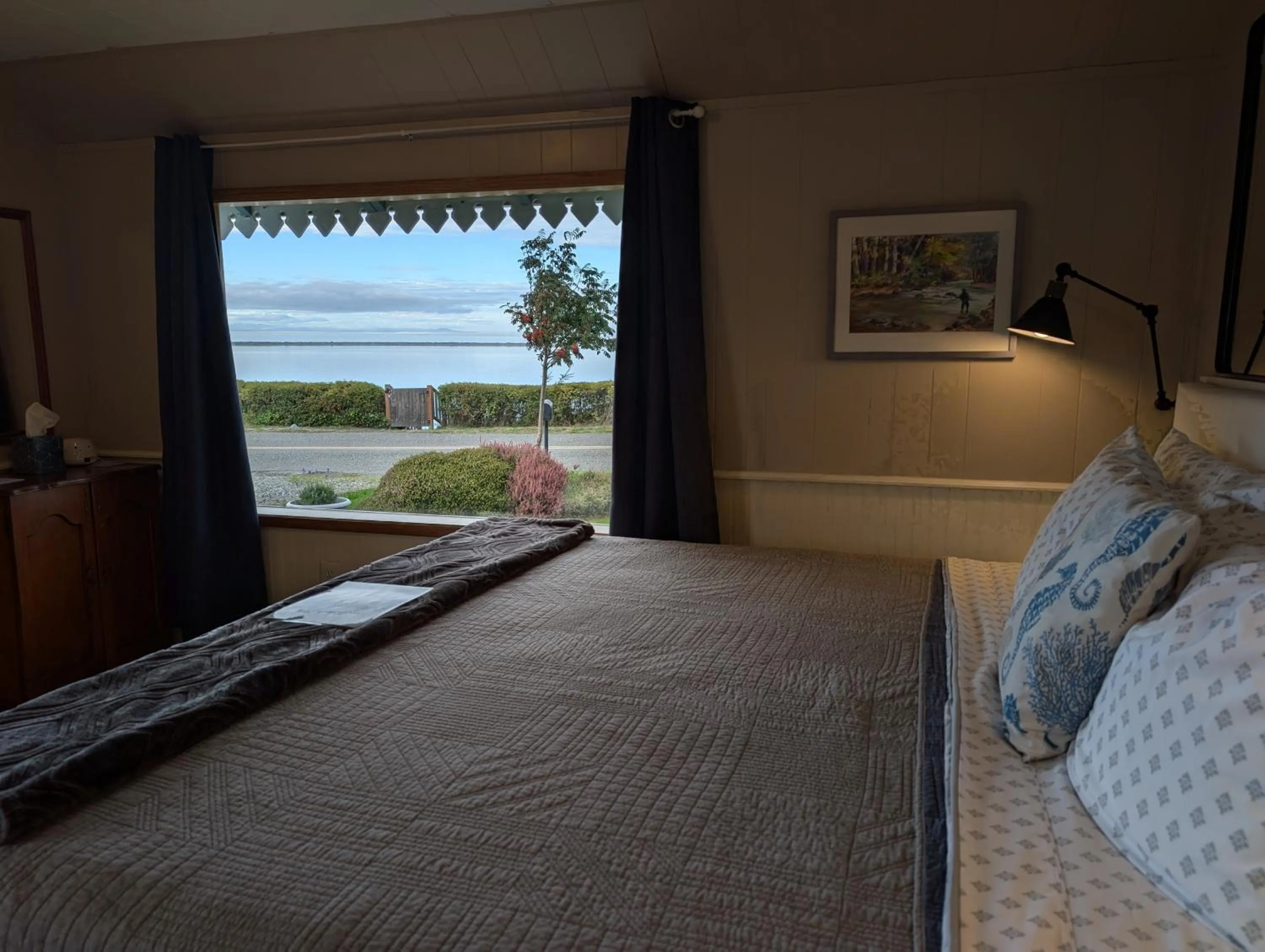 Bed in Juan de Fuca Waterfront Hotel & Cottages
