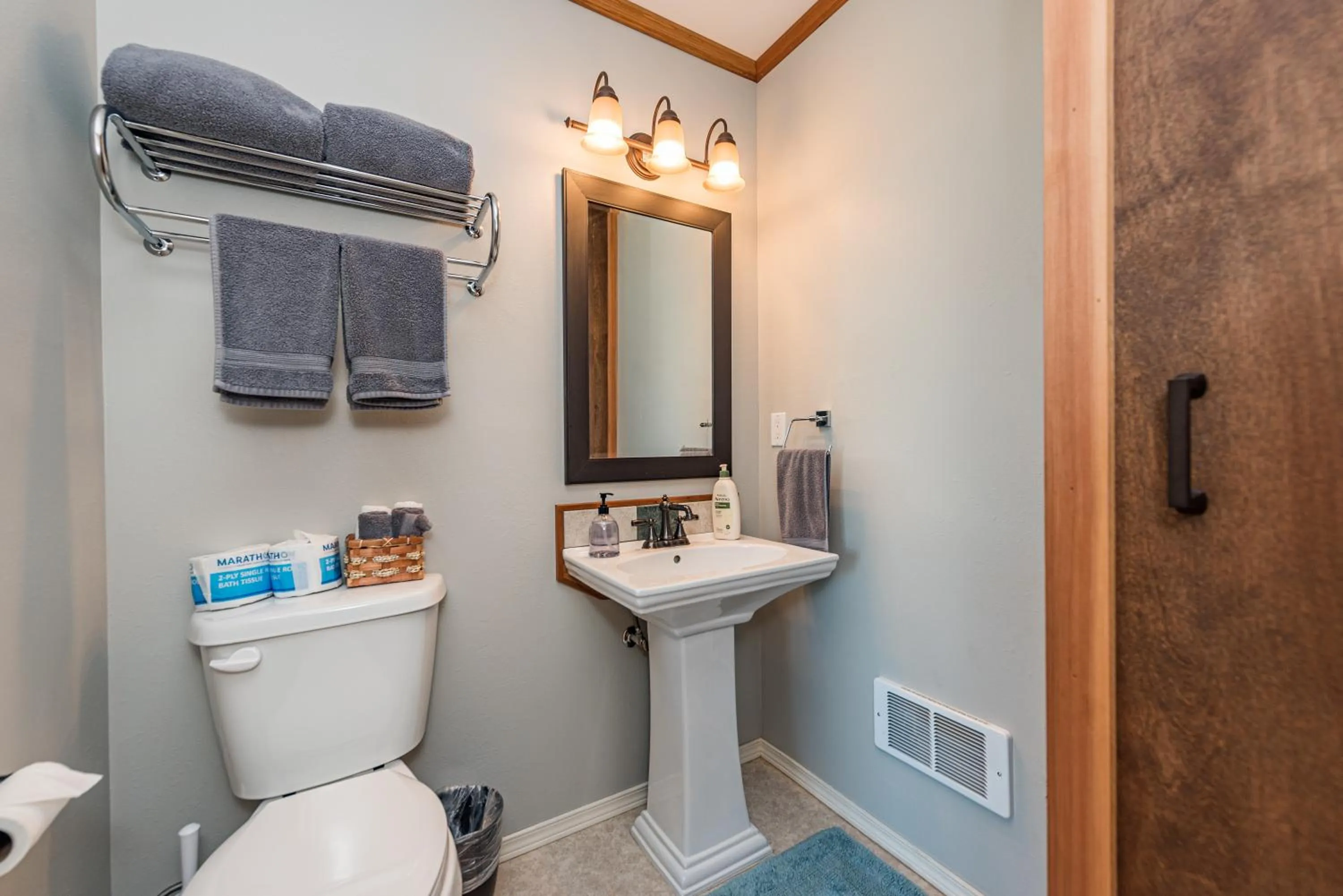 Bathroom in Juan de Fuca Waterfront Hotel & Cottages