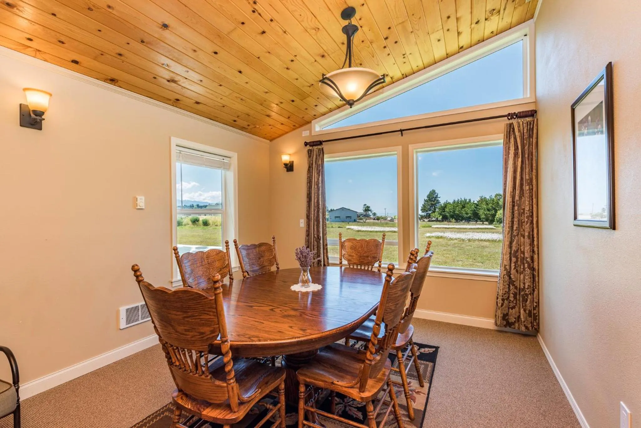 Dining area in Juan de Fuca Waterfront Hotel & Cottages