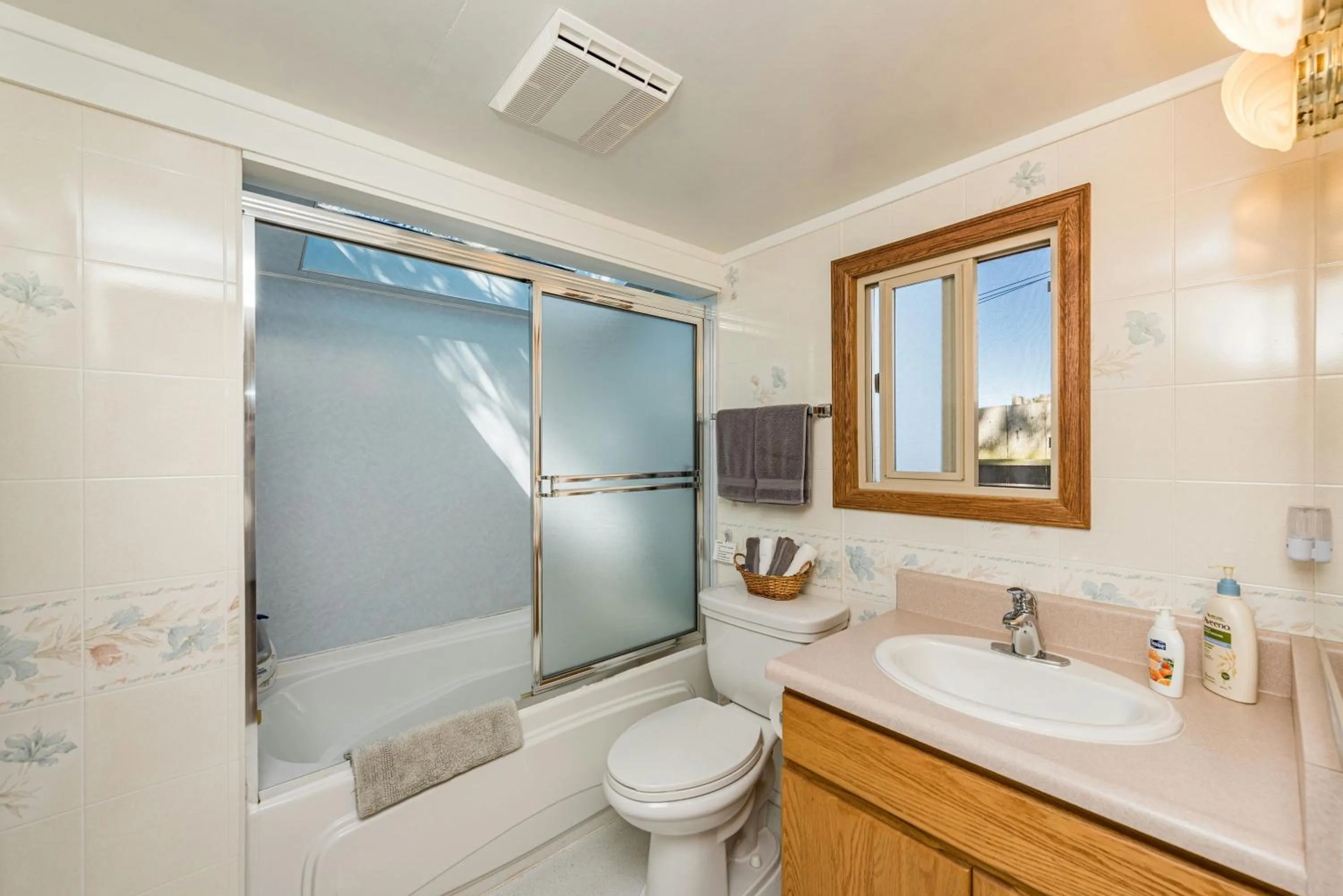 Bathroom in Juan de Fuca Waterfront Hotel & Cottages