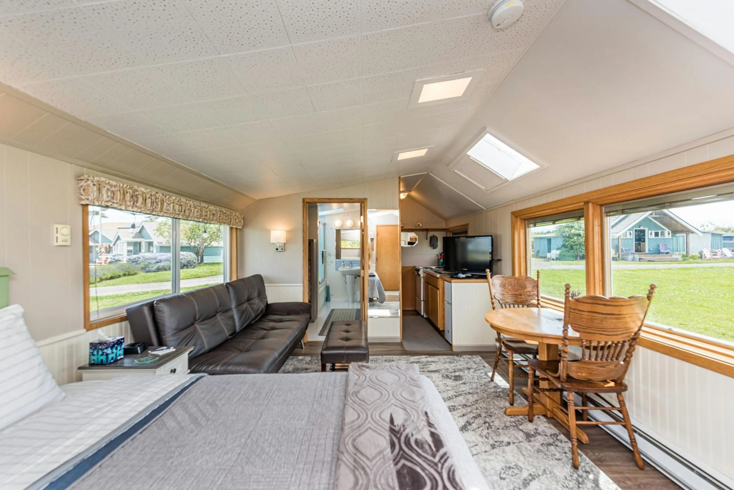 Communal lounge/ TV room in Juan de Fuca Waterfront Hotel & Cottages