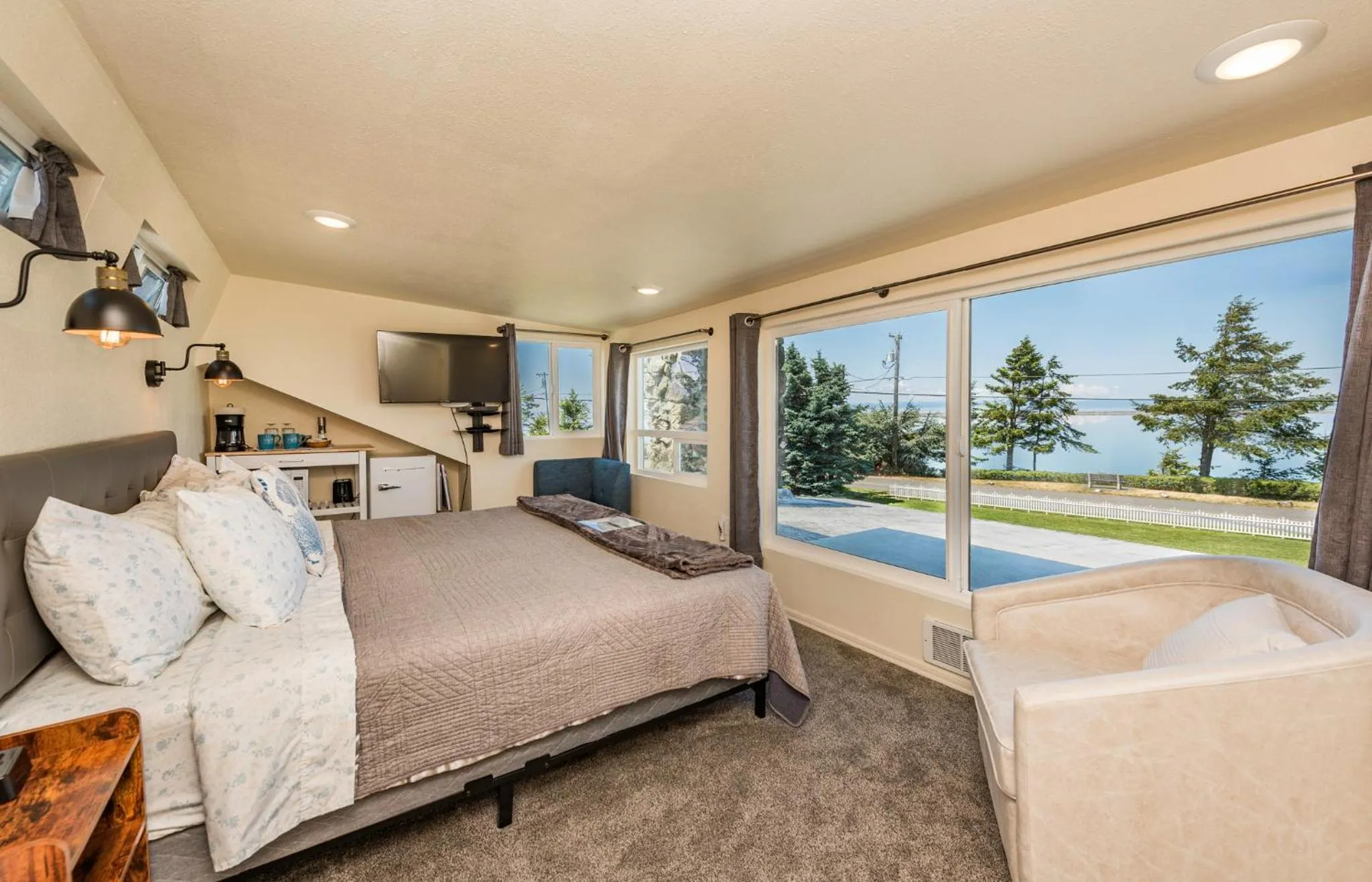 Bed in Juan de Fuca Waterfront Hotel & Cottages