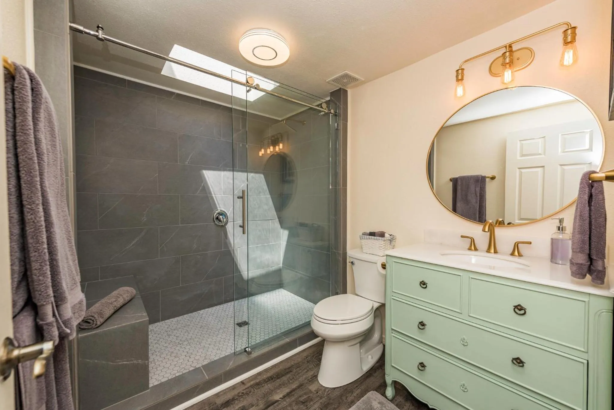 Bathroom in Juan de Fuca Waterfront Hotel & Cottages