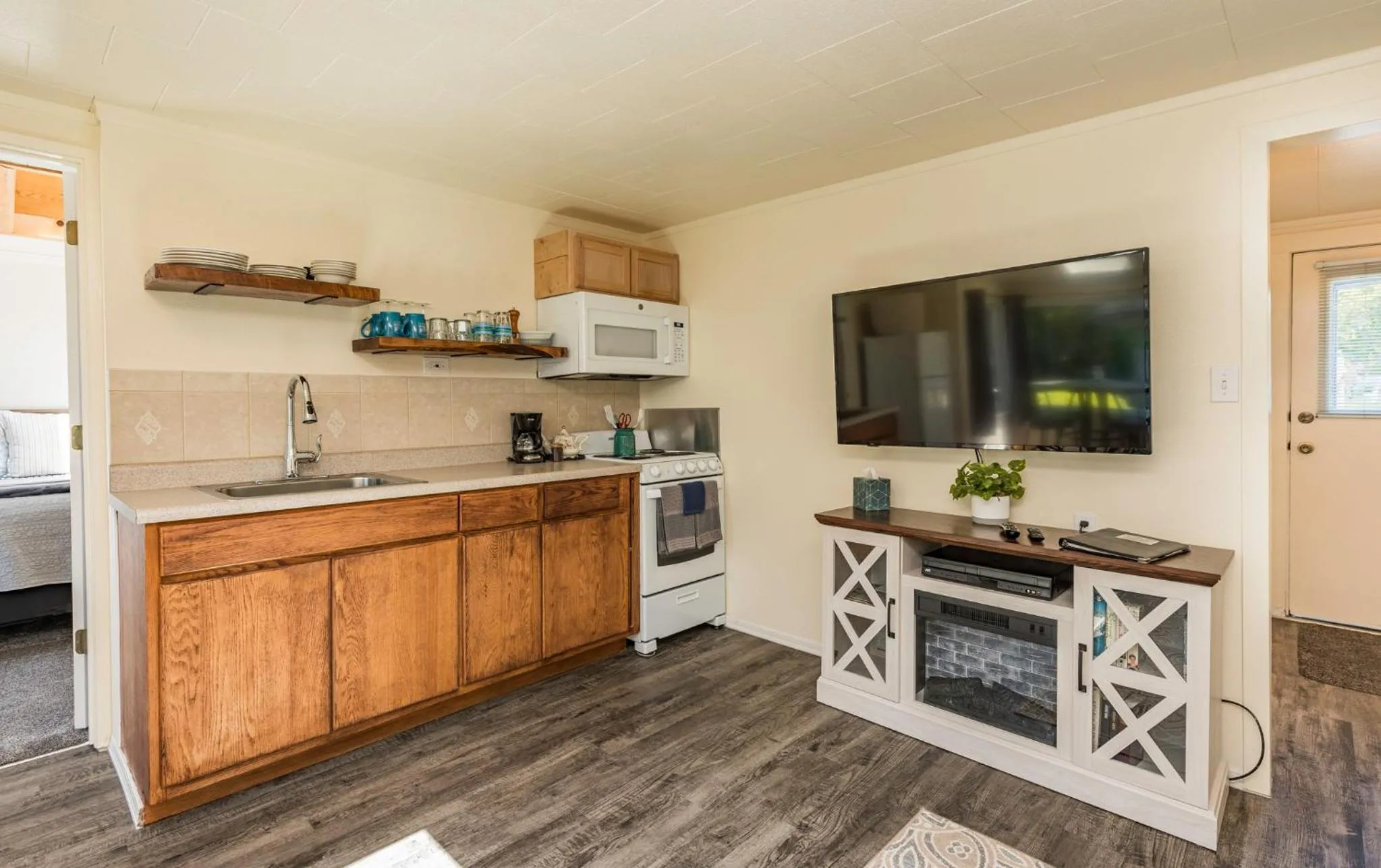 kitchen in Juan de Fuca Waterfront Hotel & Cottages