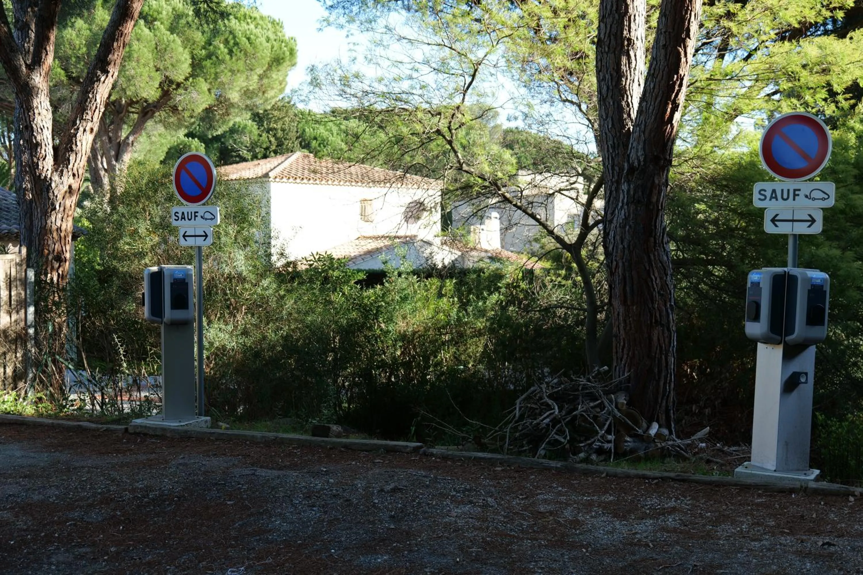 Parking in Garrigae Domaine de l'Esterel - piscine & SPA Cinq Mondes