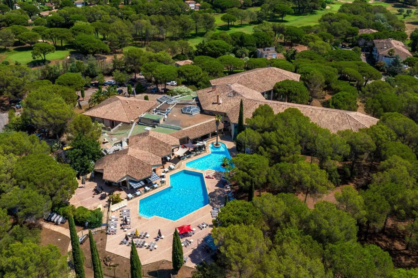 Property building in Garrigae Domaine de l'Esterel - piscine & SPA Cinq Mondes Property building in Garrigae Domaine de l'Esterel - piscine & SPA Cinq Mondes